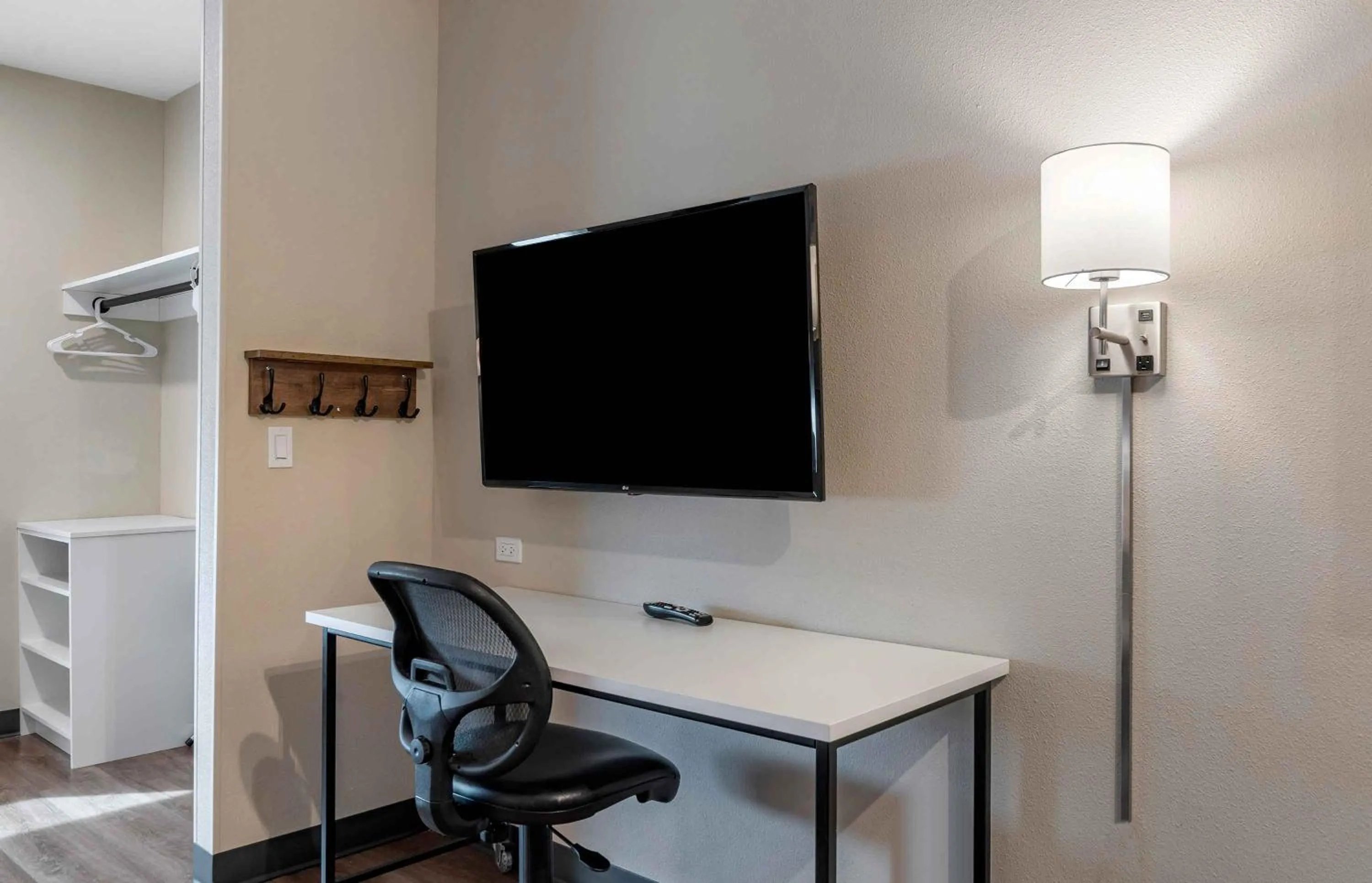 TV and multimedia in Extended Stay America Premier Suites - Fort Myers - Airport