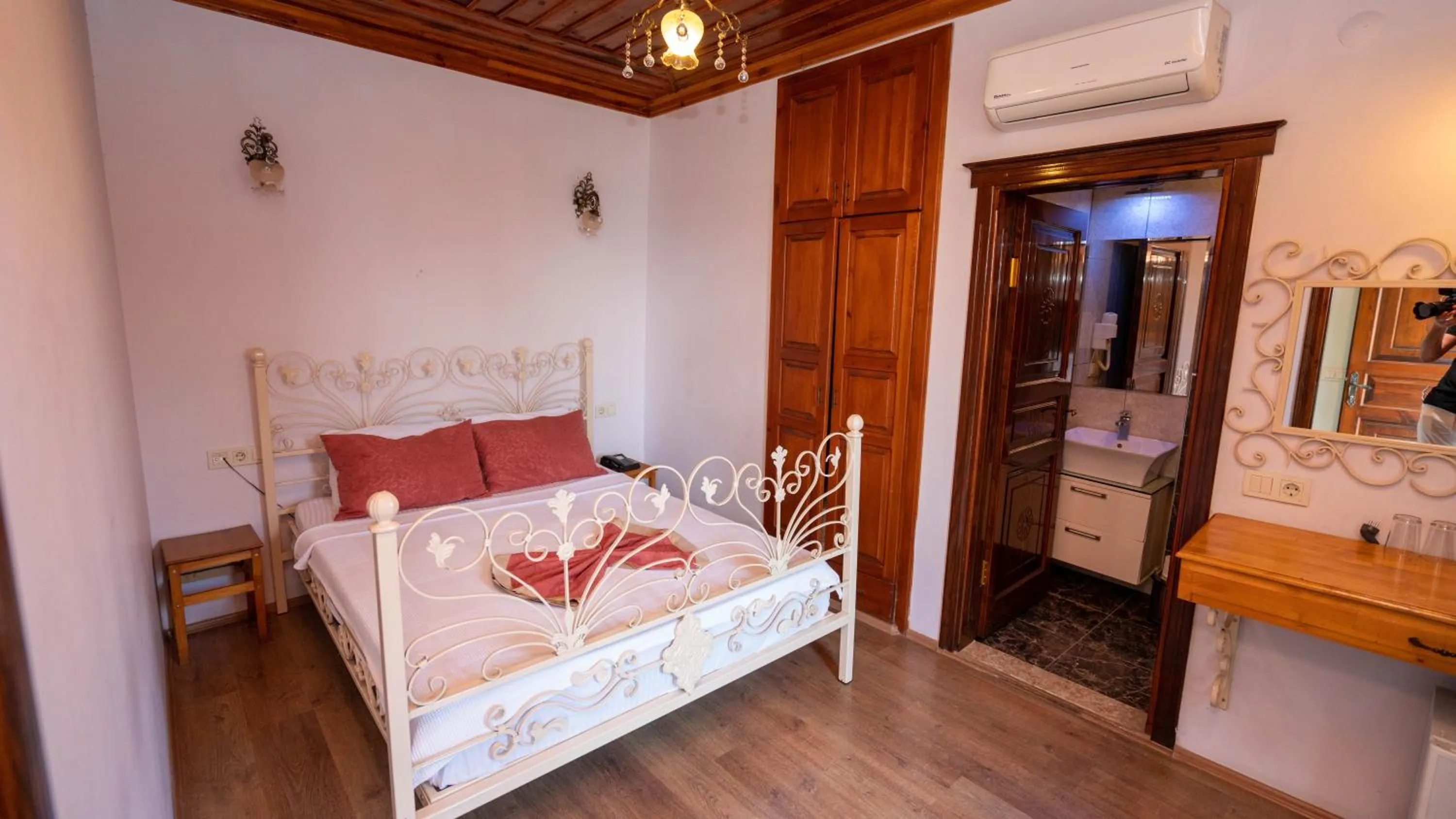 Photo of the whole room, Bed in Antalya Inn Hotel