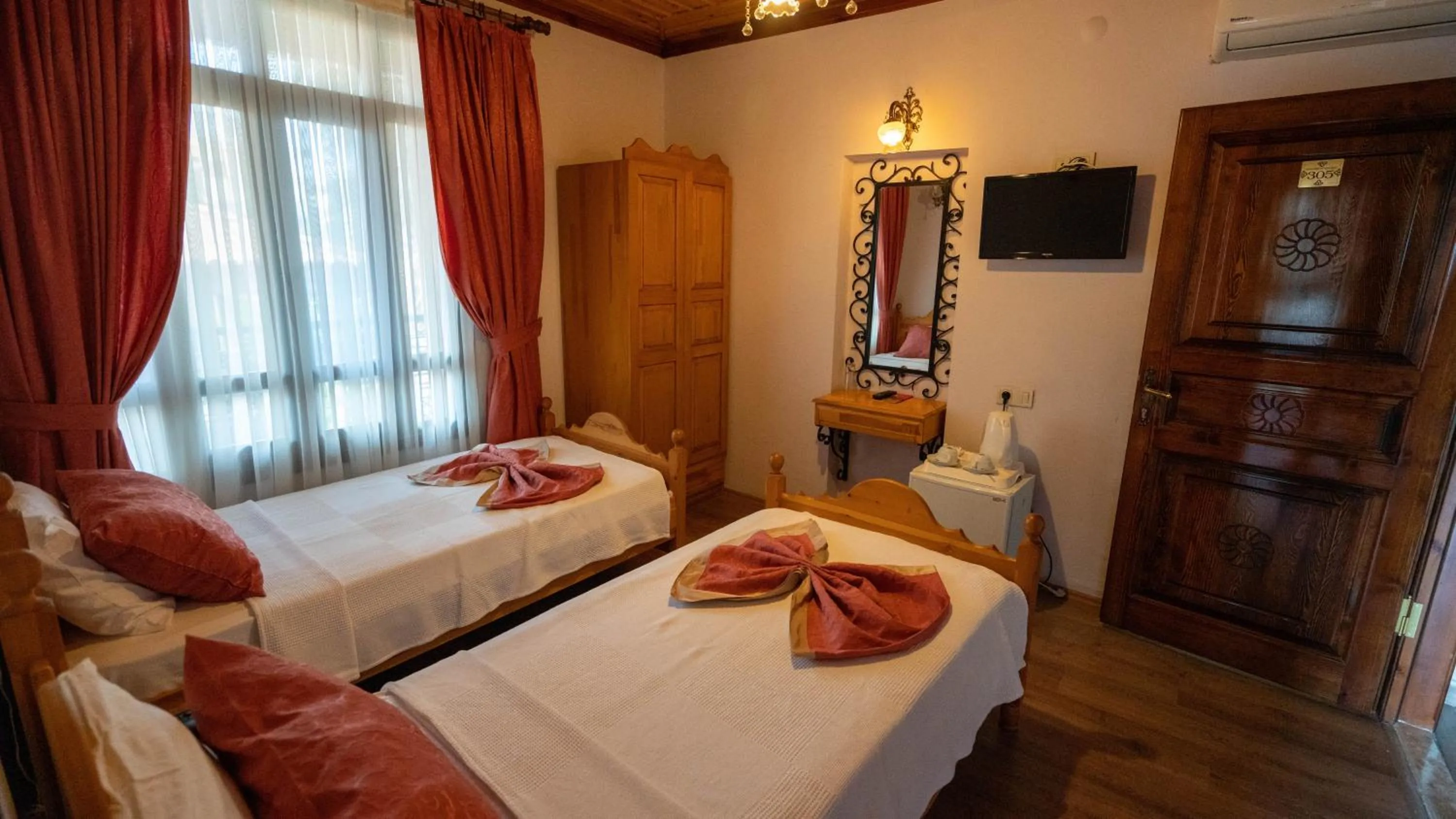 Photo of the whole room, Bed in Antalya Inn Hotel