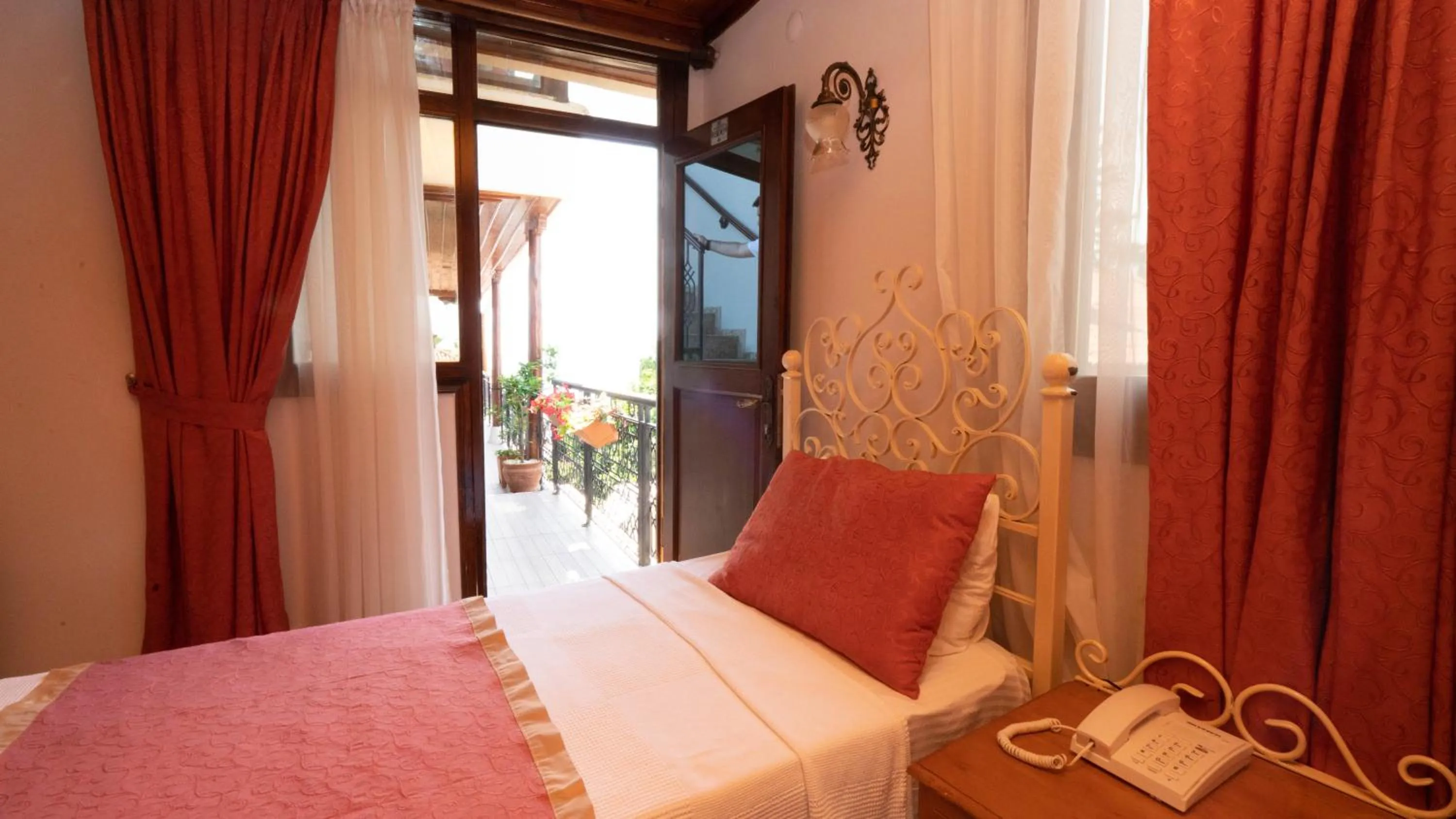 Photo of the whole room, Bed in Antalya Inn Hotel