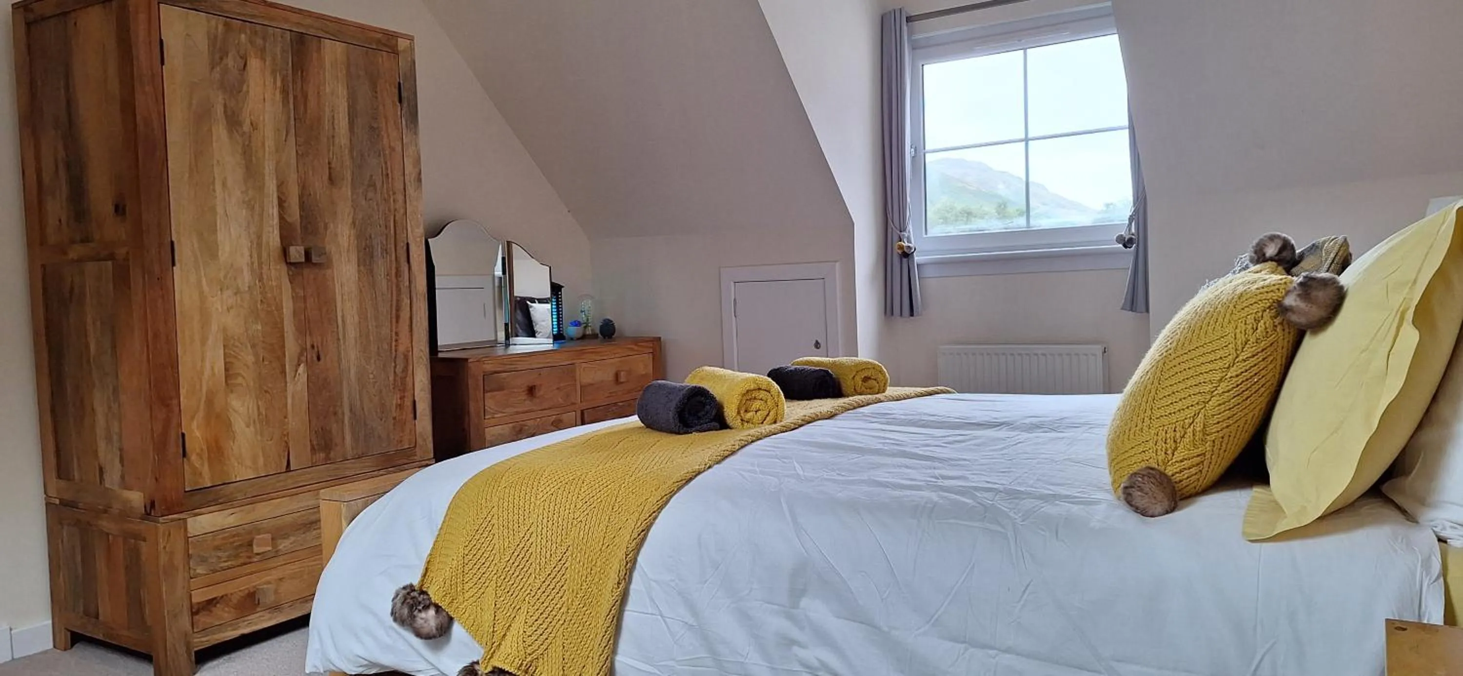 Bed in Ben Vorlich Cottage