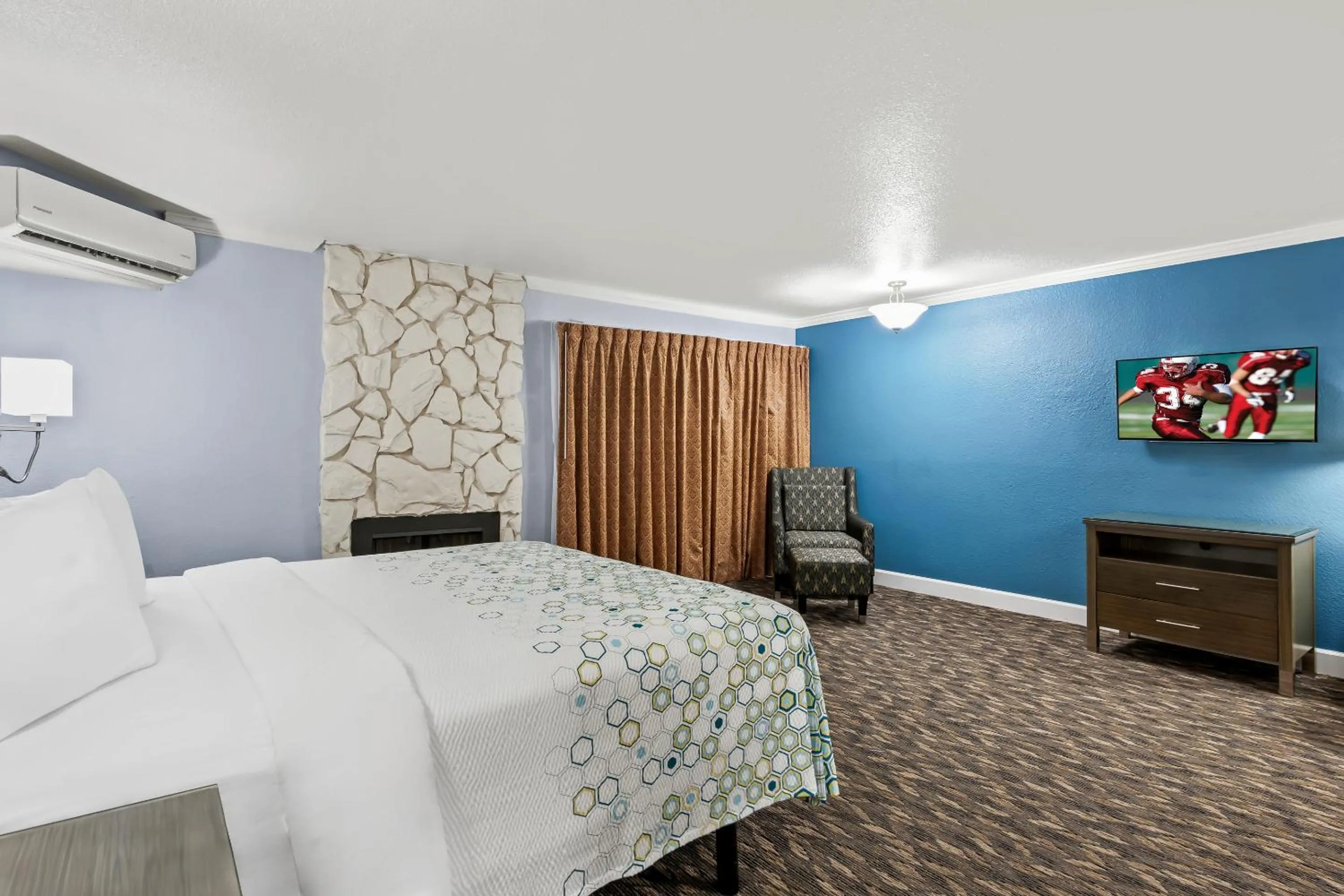 Photo of the whole room, Bed in HomeTowne Studios by Red Roof Yuba City Bonanza - Marysville