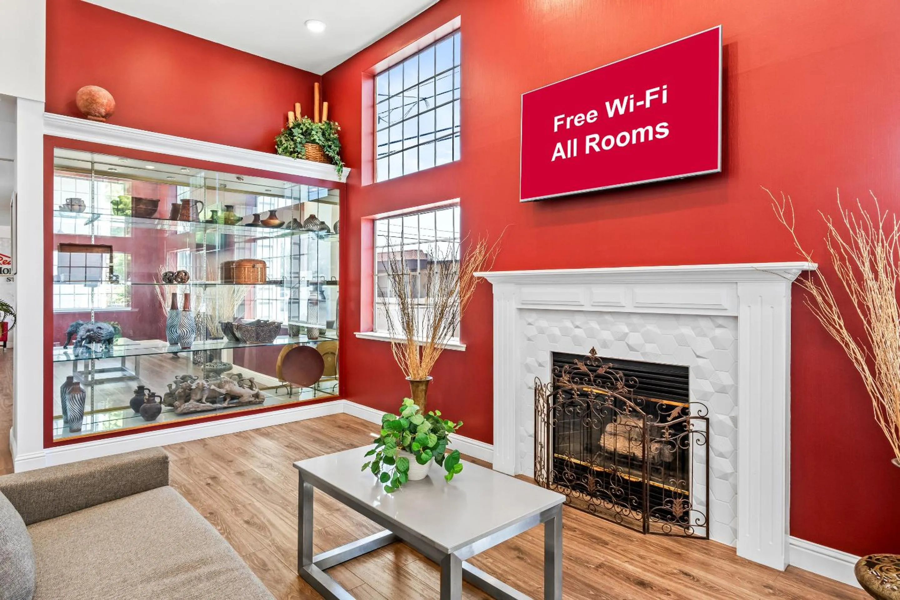 Lobby or reception in HomeTowne Studios by Red Roof Yuba City Bonanza - Marysville