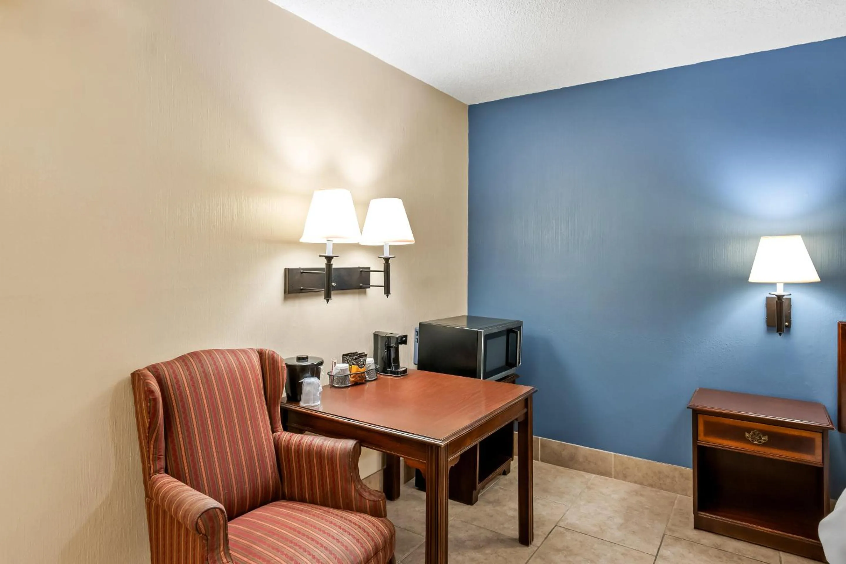 Photo of the whole room in HomeTowne Studios by Red Roof Yuba City Bonanza - Marysville