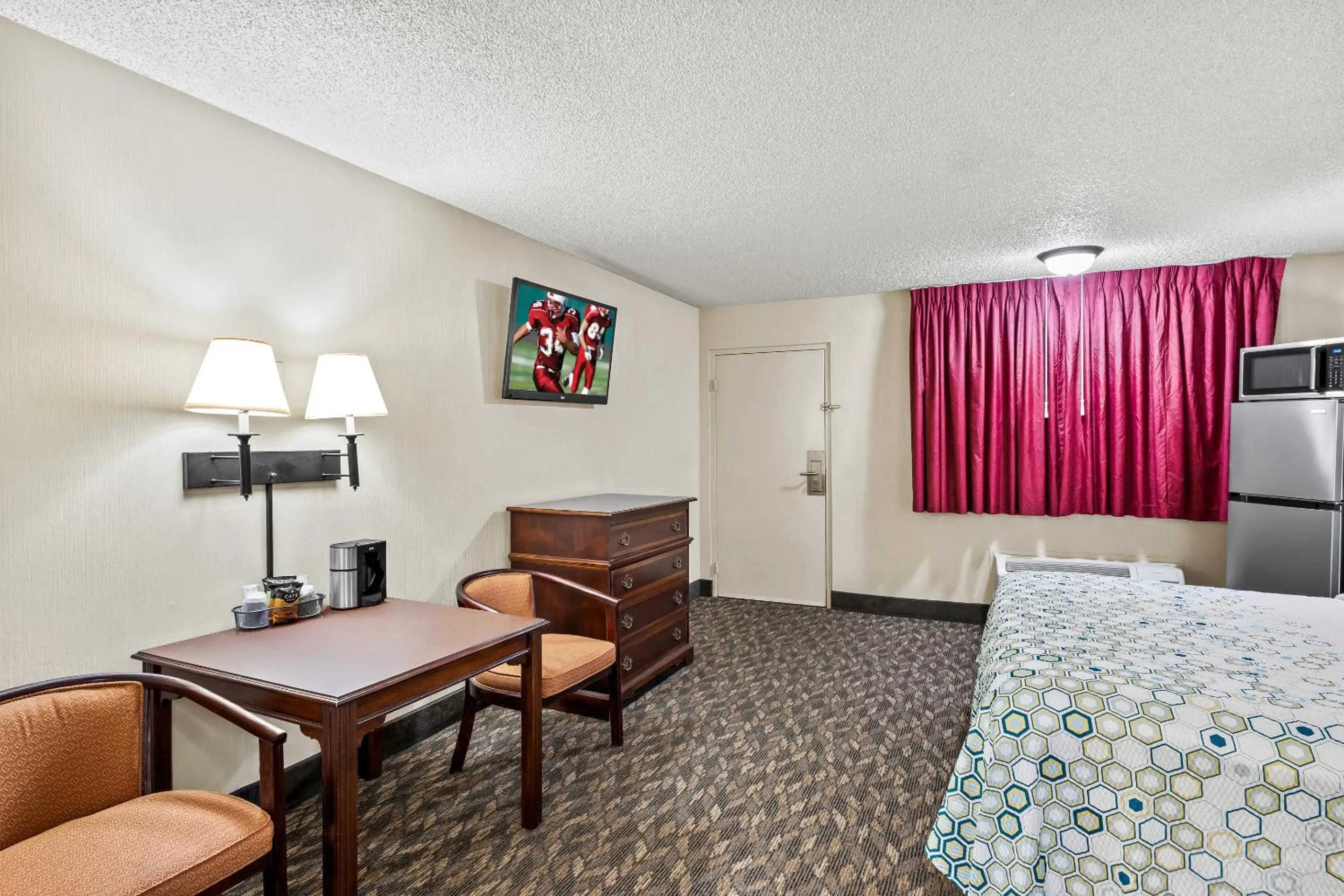 Photo of the whole room, Bed in HomeTowne Studios by Red Roof Yuba City Bonanza - Marysville