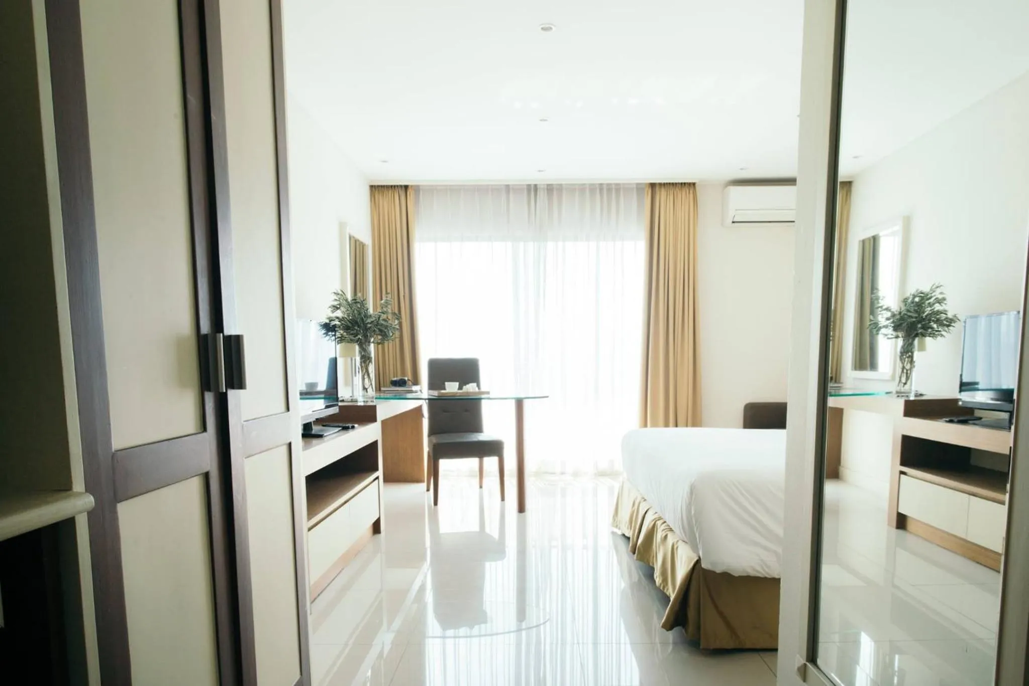 Photo of the whole room, Bed in Thomson Hotel Huamark