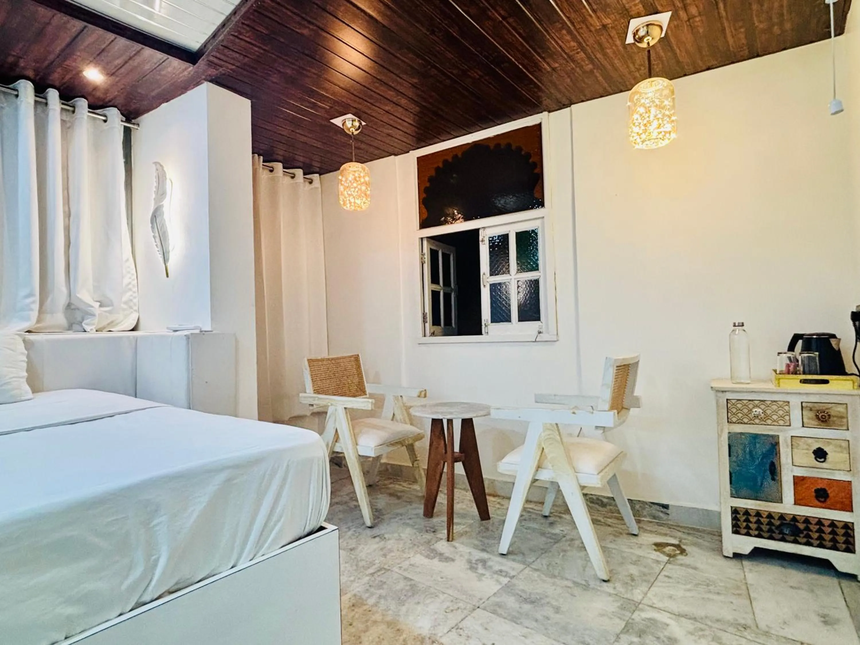 Seating area, Bed in 3 Raahi Udaipur