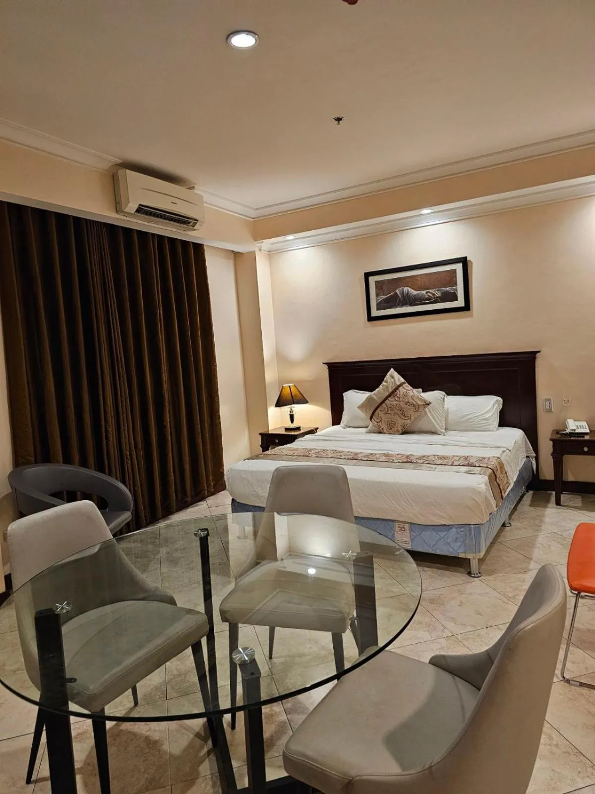 Photo of the whole room, Bed in Valentino's Hotel