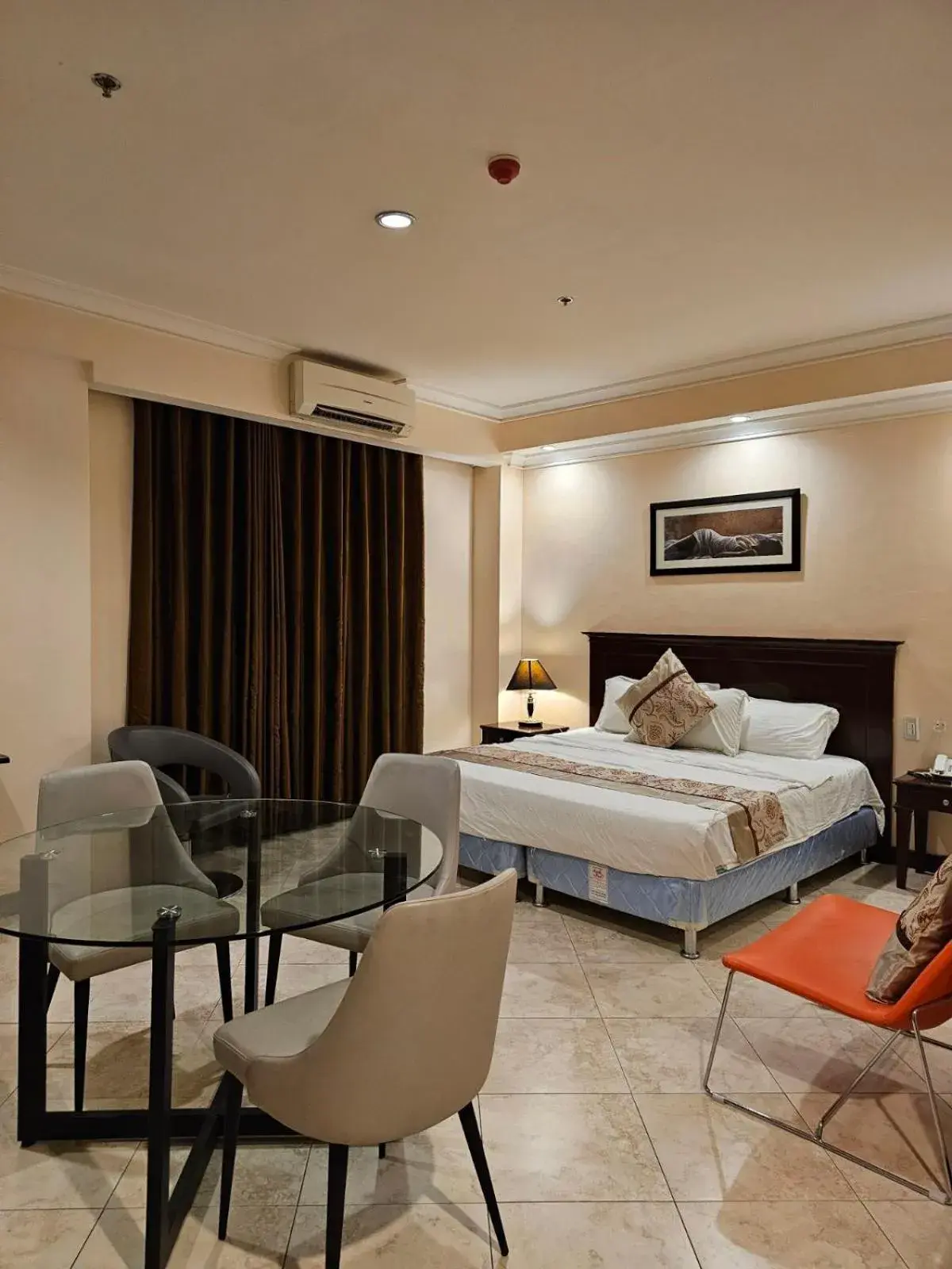 King Room in Valentino's Hotel King Room in Valentino's Hotel