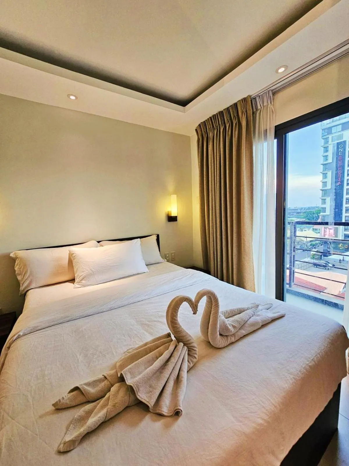 Bedroom, Bed in Valentino's Hotel