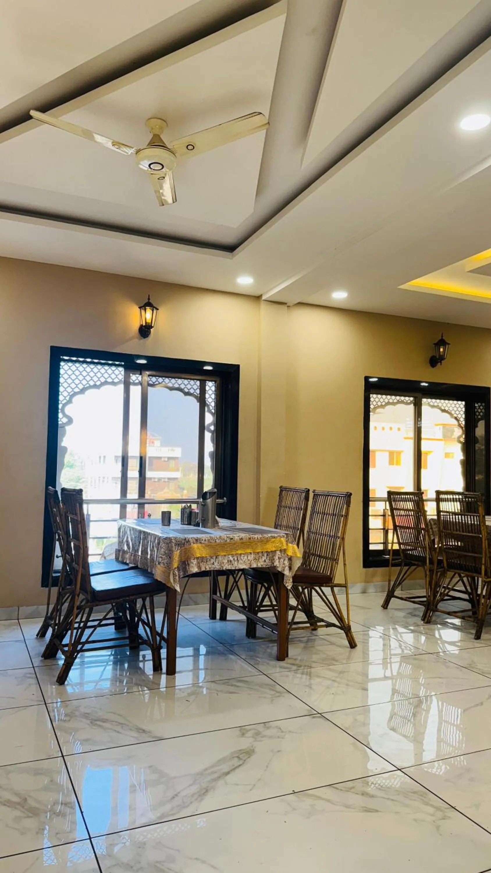 Restaurant/places to eat in Hotel Ratnam Palace Maheshwar