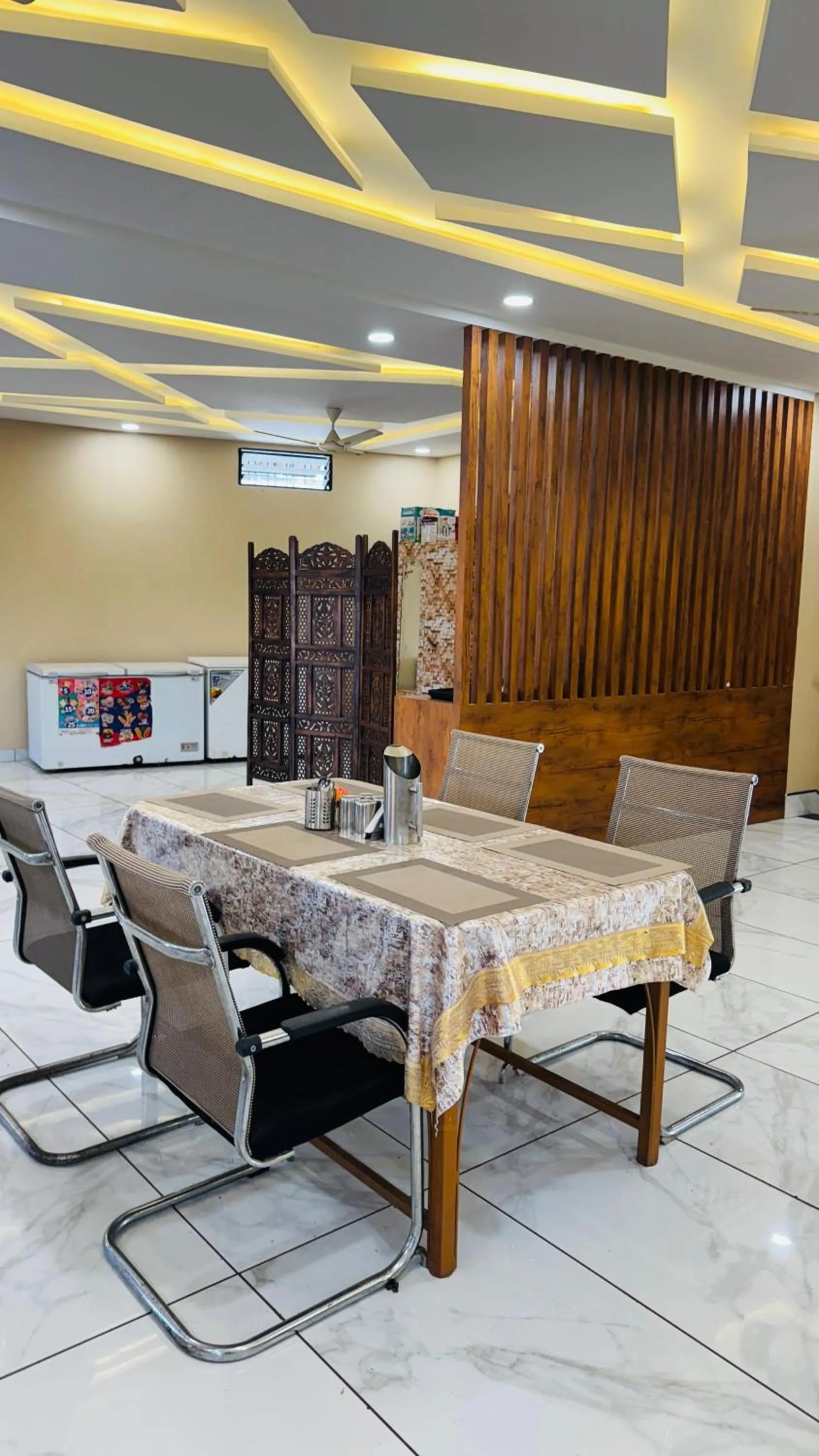 Restaurant/places to eat in Hotel Ratnam Palace Maheshwar