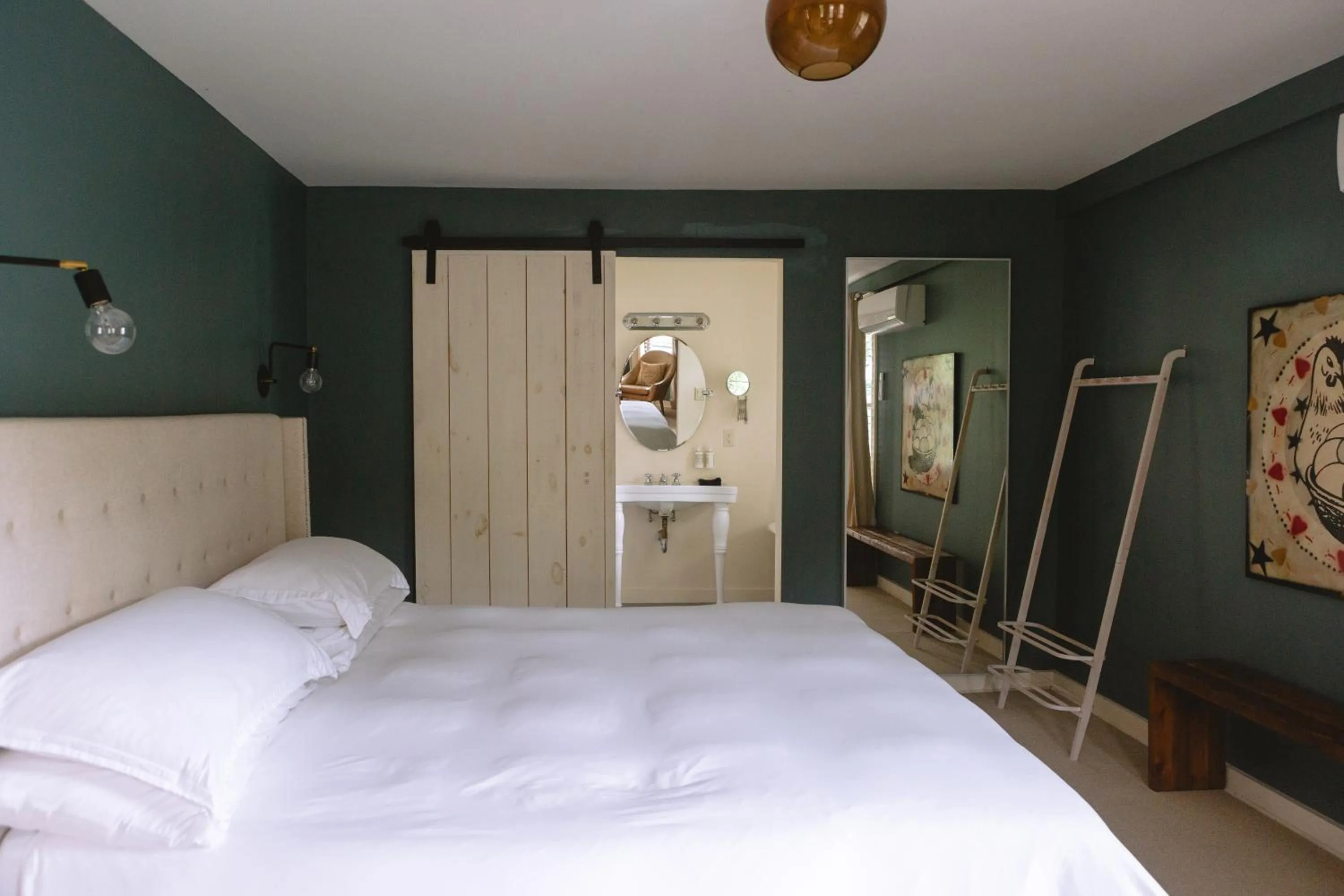 Bed in The North Branch Inn