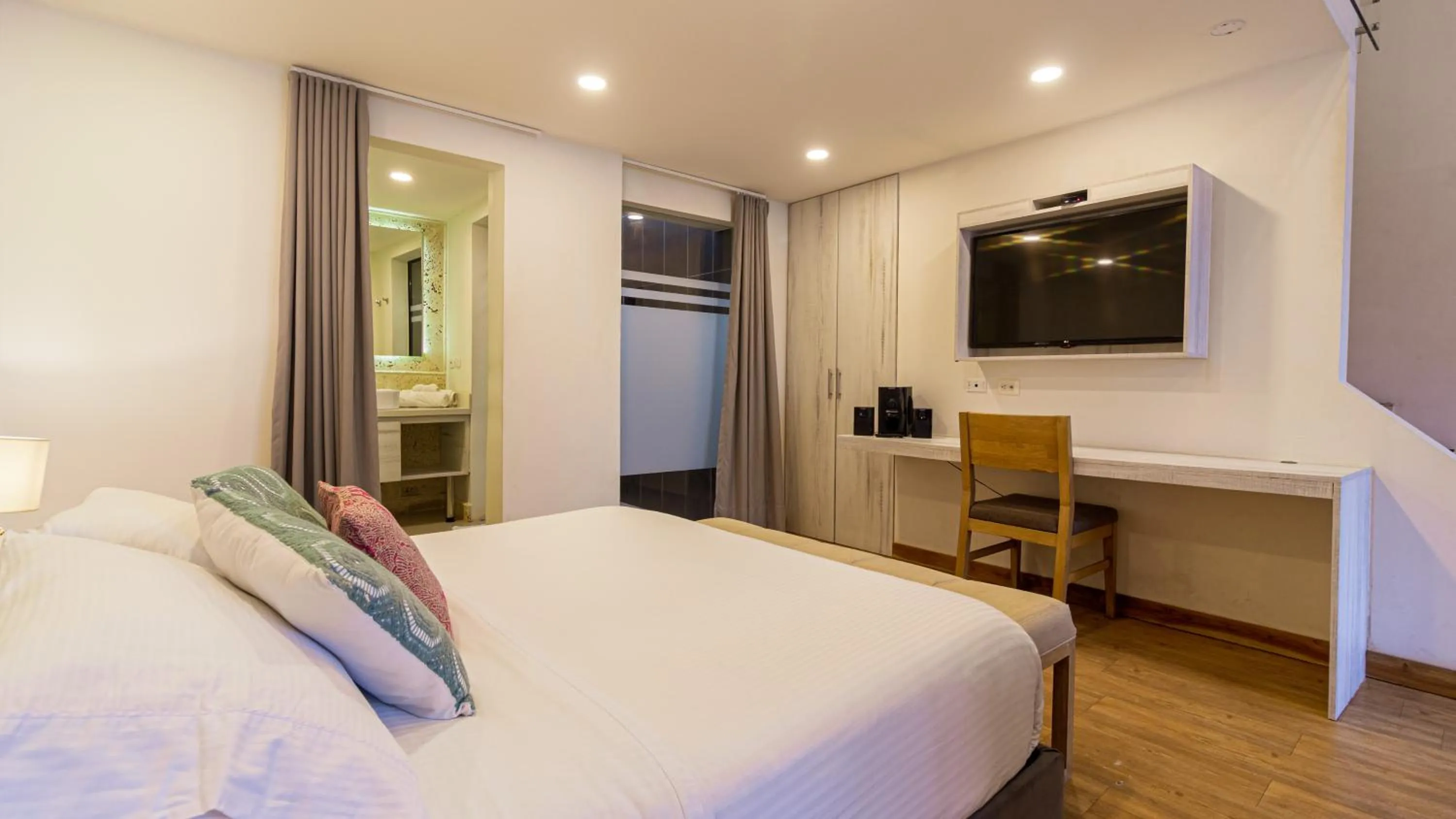 TV and multimedia, Bed in Cartagena Suites de Manga