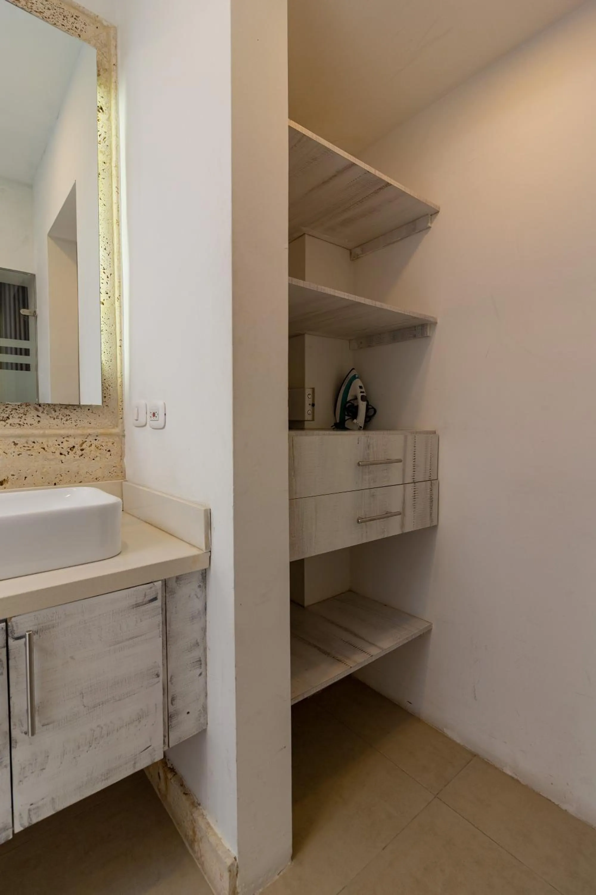 wardrobe in Cartagena Suites de Manga