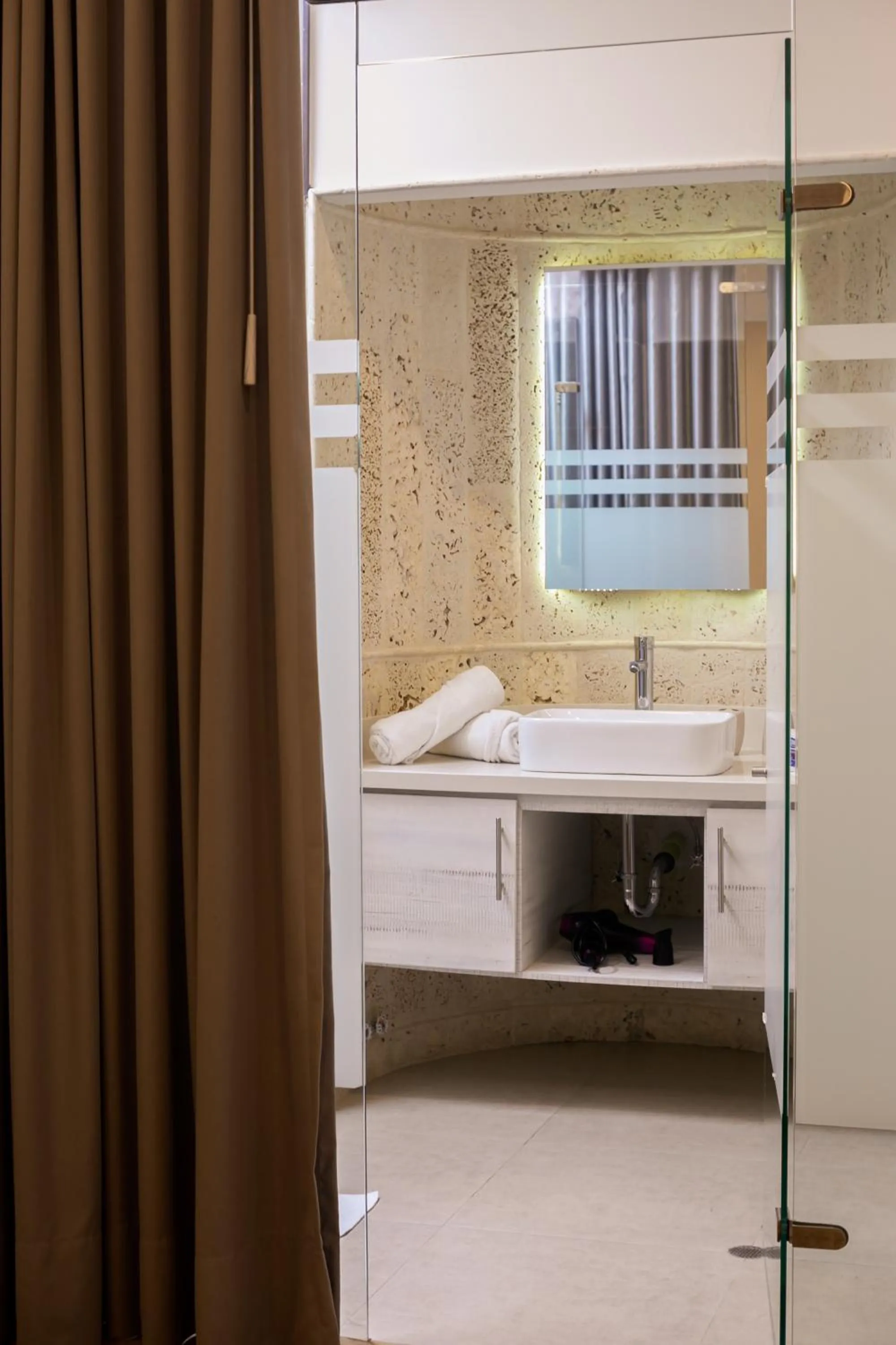 Bathroom, Bed in Cartagena Suites de Manga