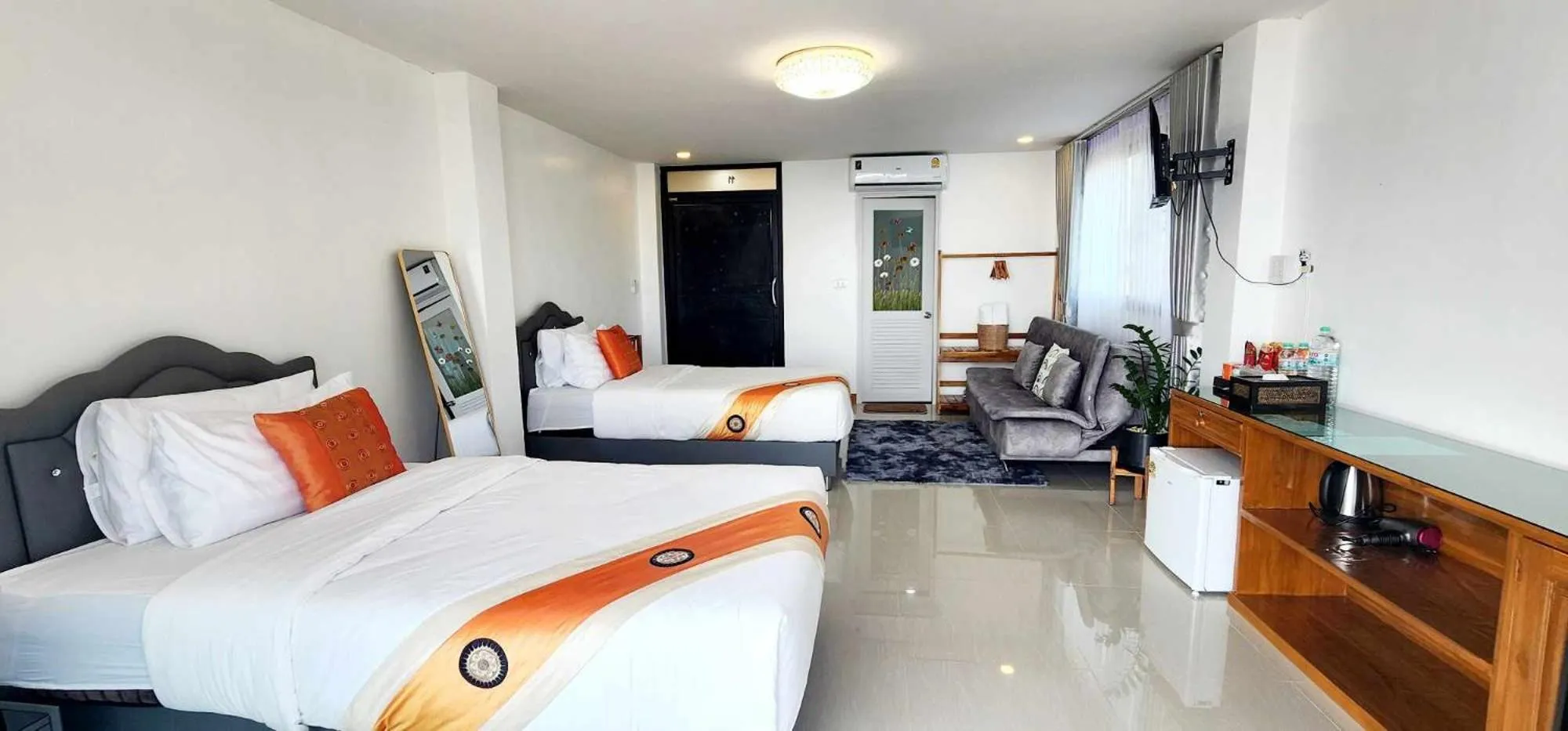 Photo of the whole room, Bed in Oasis Phamee