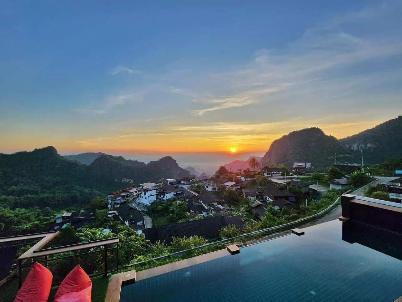 Sunrise in Oasis Phamee