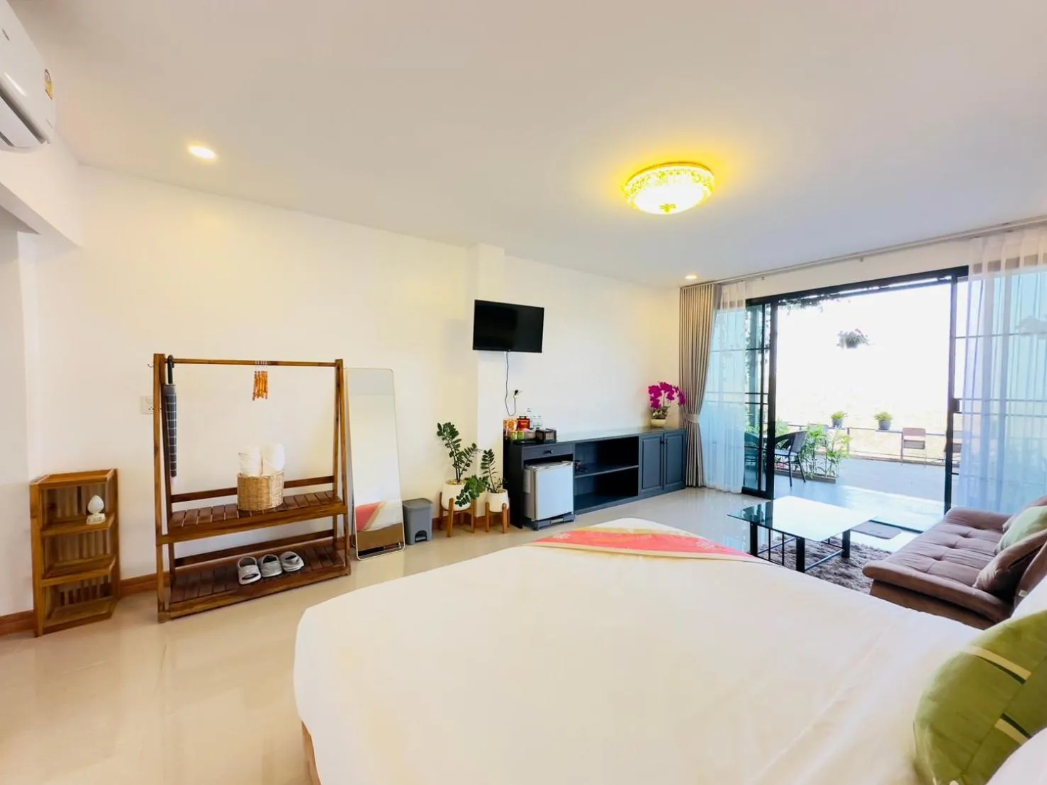 Communal lounge/ TV room, Bed in Oasis Phamee