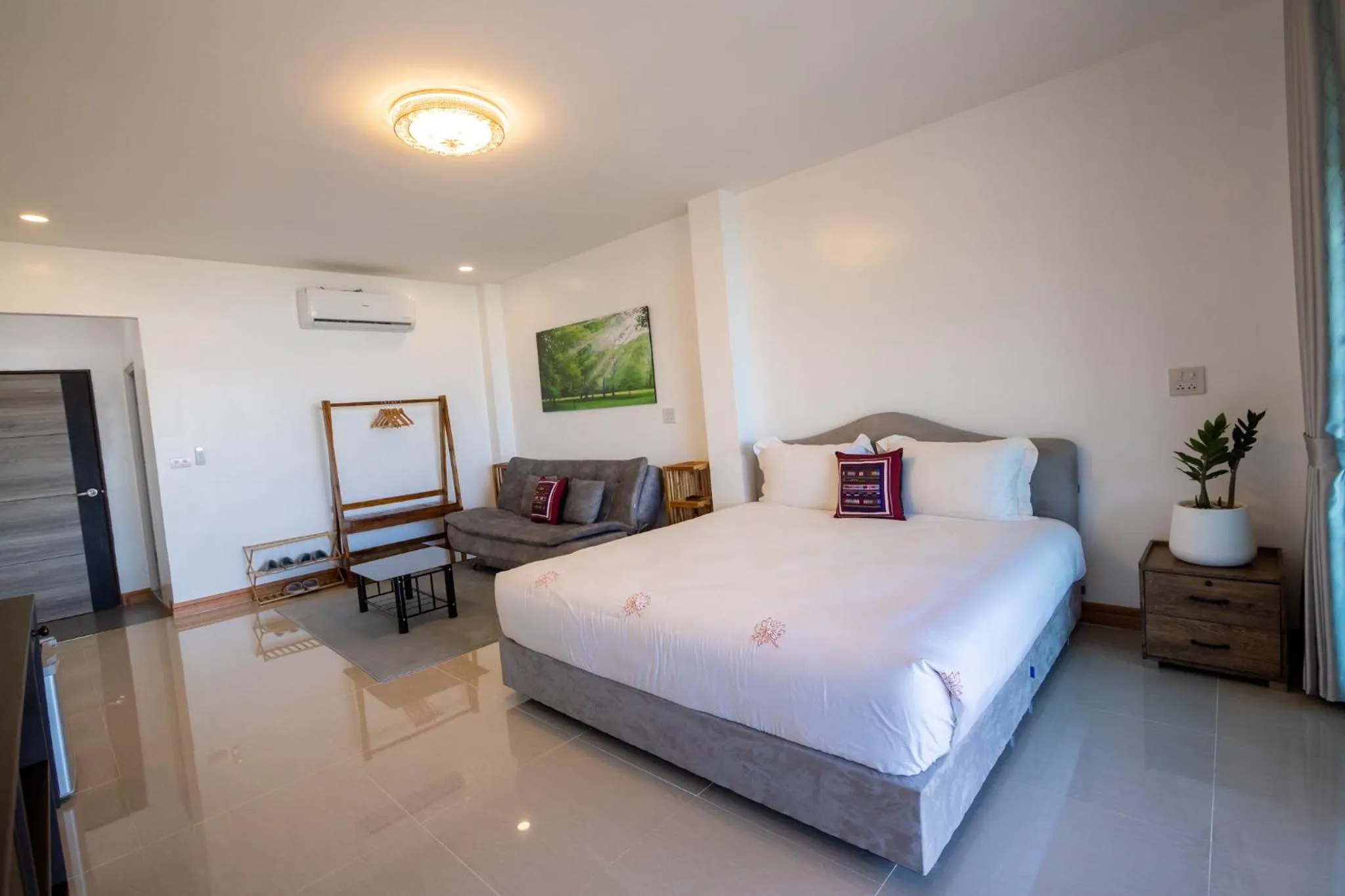 Photo of the whole room, Bed in Oasis Phamee