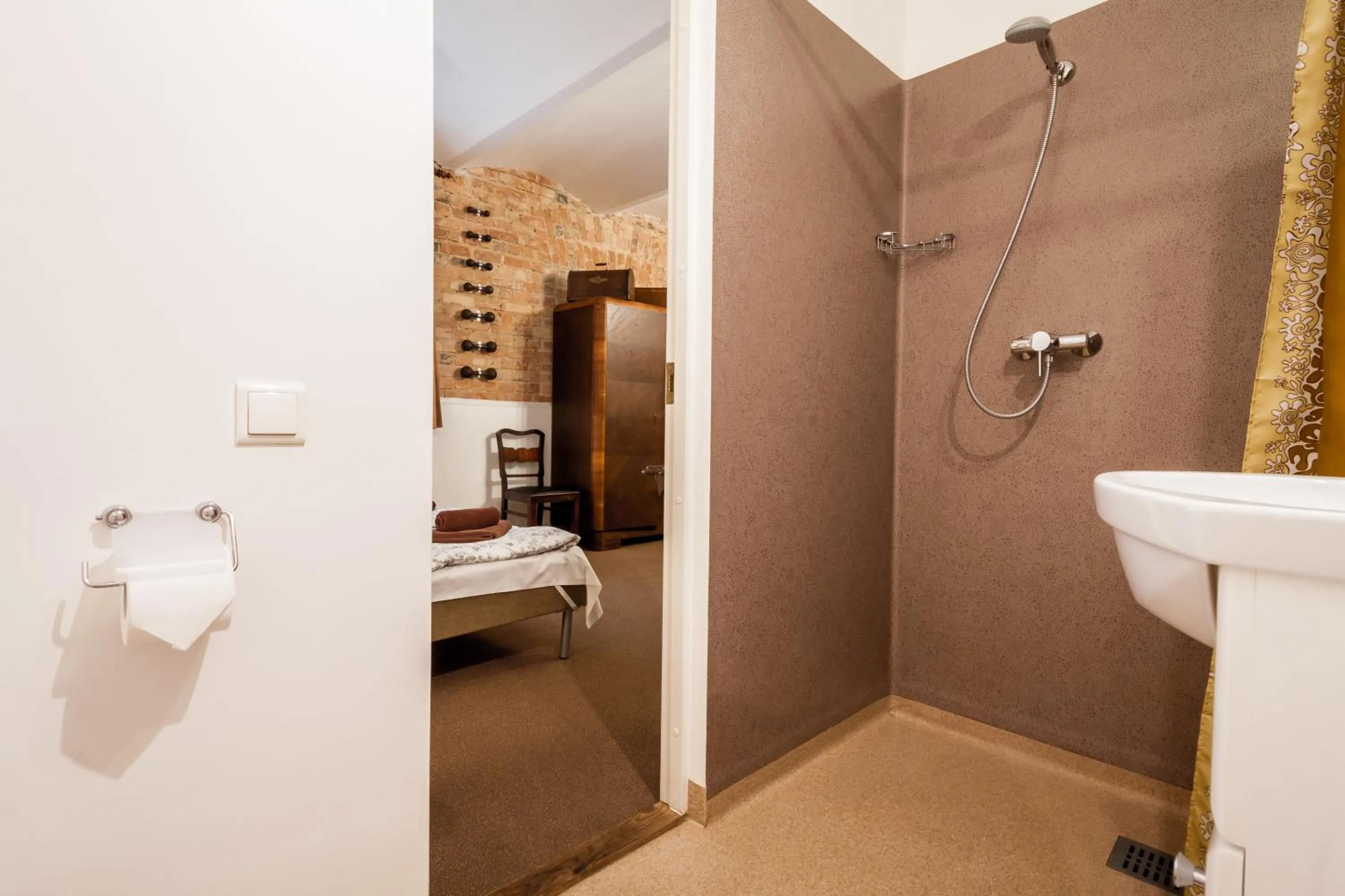 Shower in Janne Hotel with Self Check-in