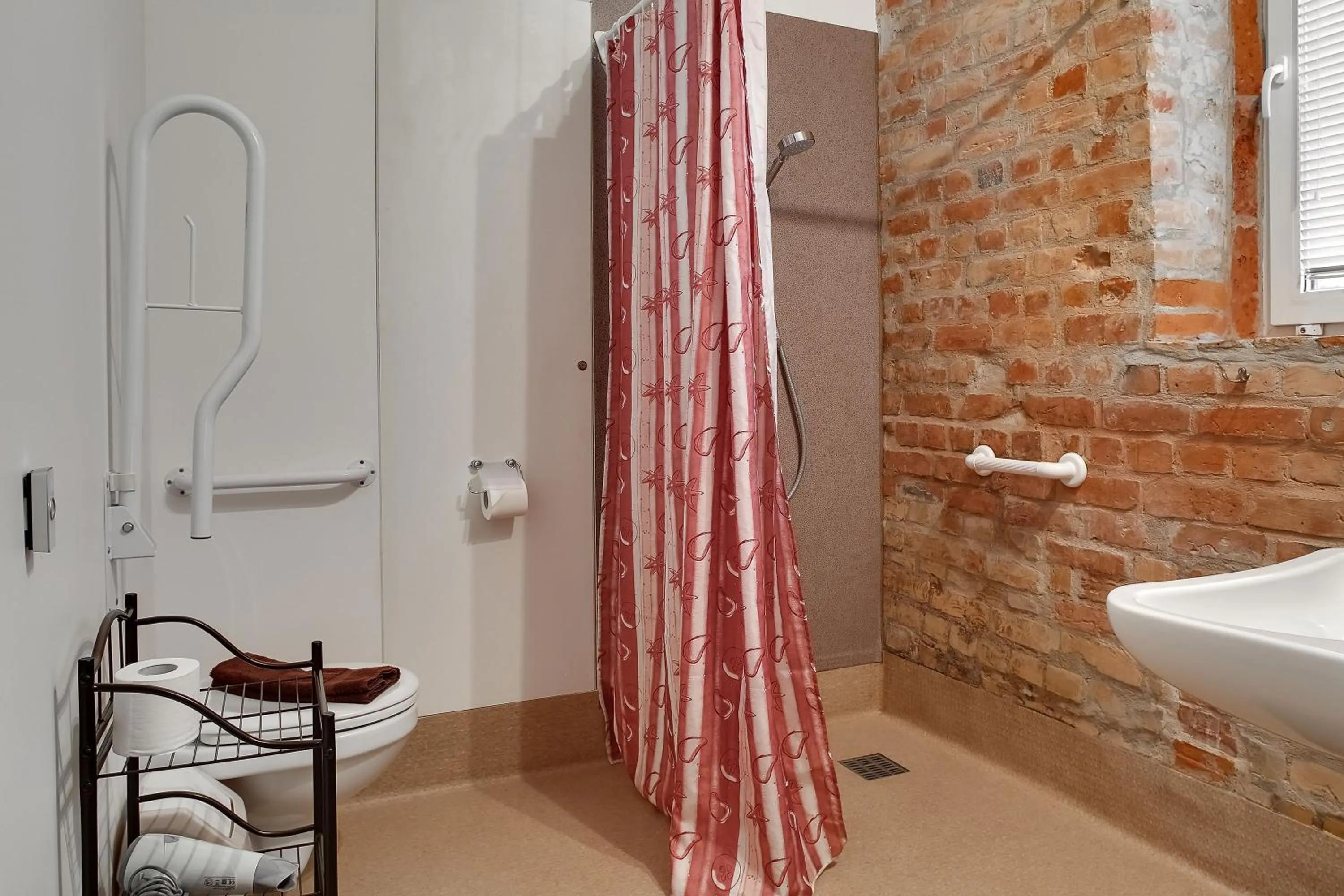 Bathroom in Janne Hotel with Self Check-in