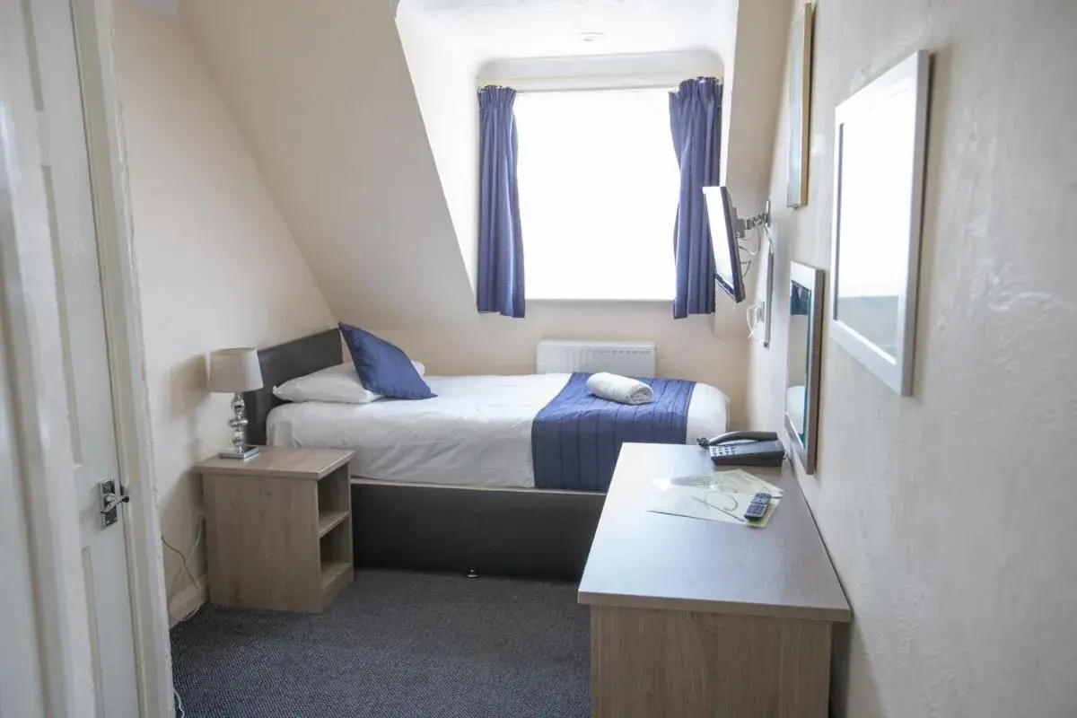 Standard Single Room with Shared Bathroom in Corner House Hotel Gatwick with bookable Holiday parking Standard Single Room with Shared Bathroom in Corner House Hotel Gatwick with bookable Holiday parking