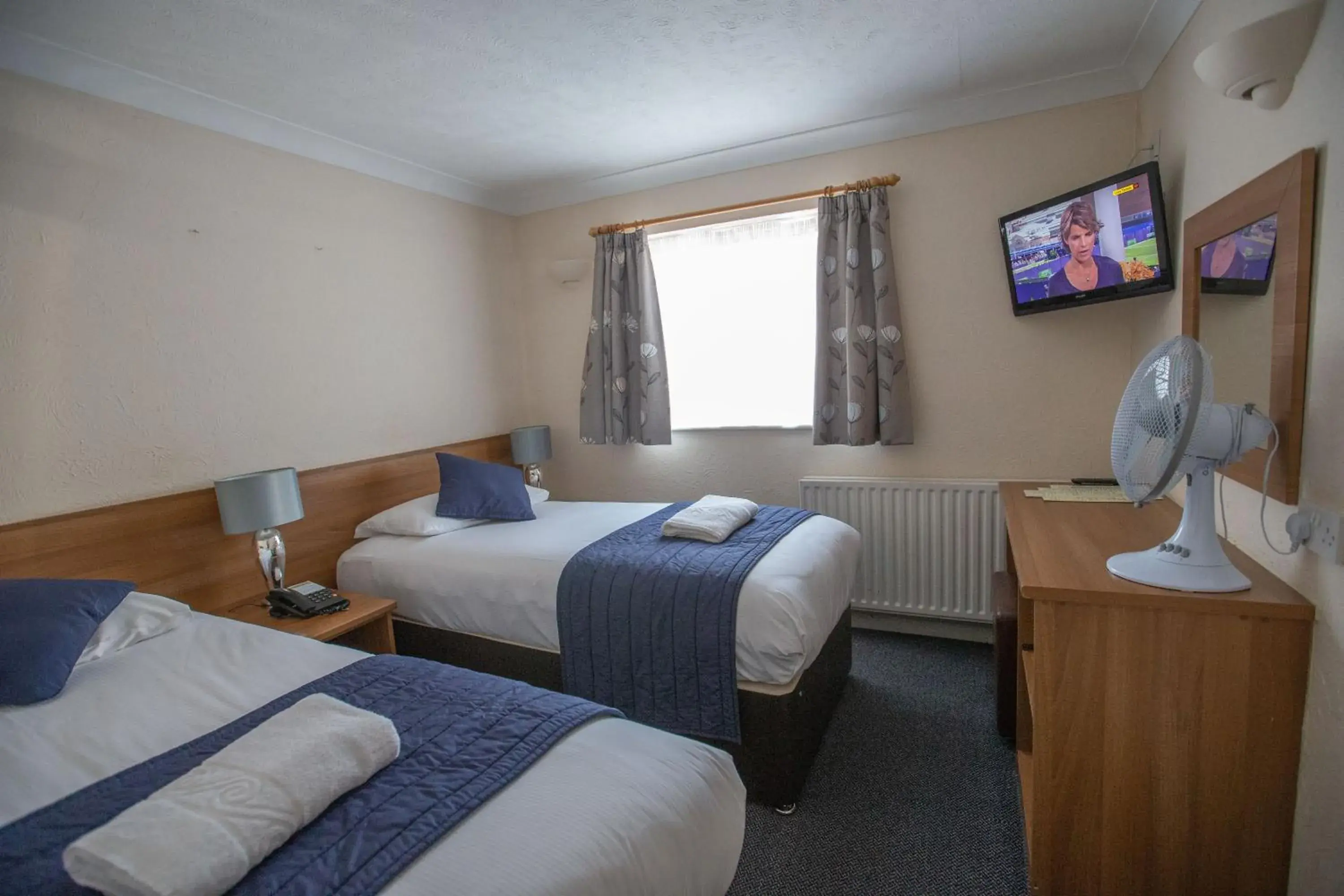 Double or Twin Room in Corner House Hotel Gatwick with bookable Holiday parking Double or Twin Room in Corner House Hotel Gatwick with bookable Holiday parking