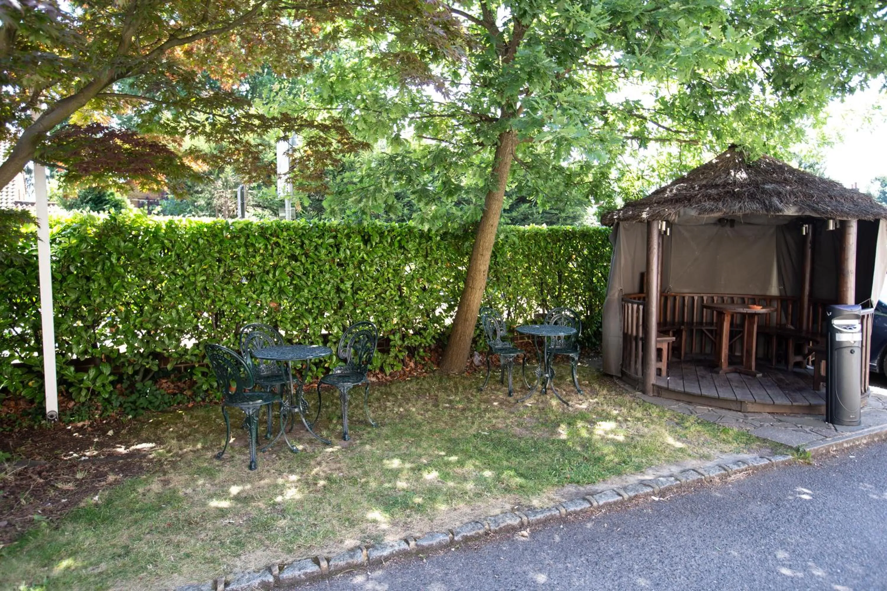 Garden in Corner House Hotel Gatwick with bookable Holiday parking