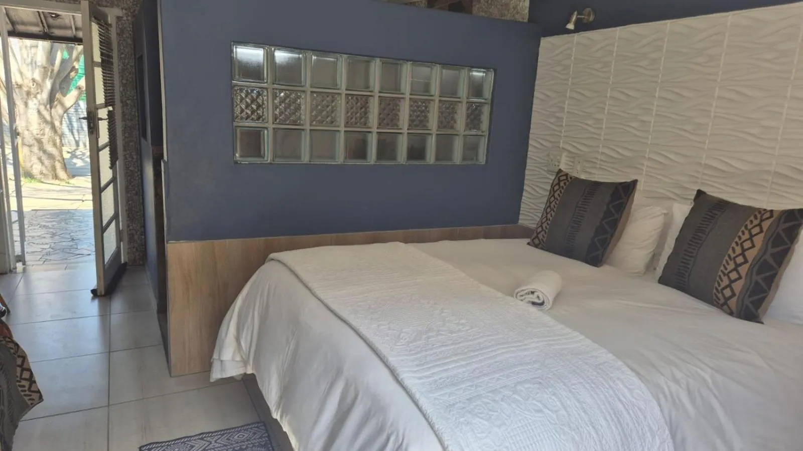 Bed in 44 on Ennis Guest Lodge and Restaurant -
