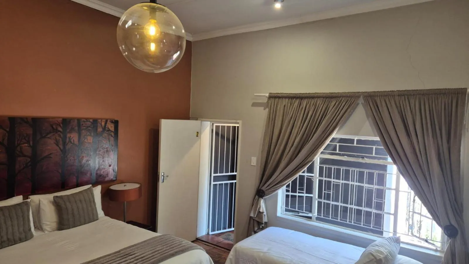 Bed in 44 on Ennis Guest Lodge and Restaurant -