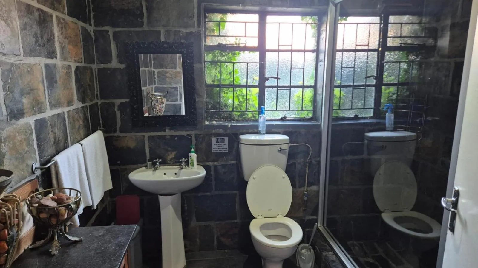 44 on Ennis Guest Lodge and Restaurant -