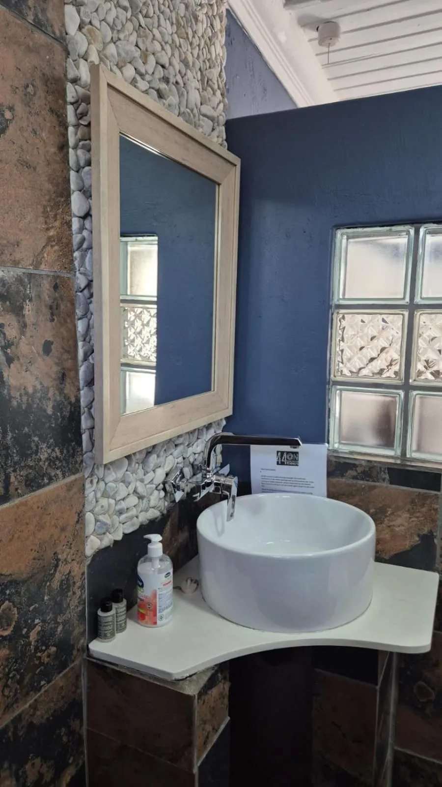 44 on Ennis Guest Lodge and Restaurant -