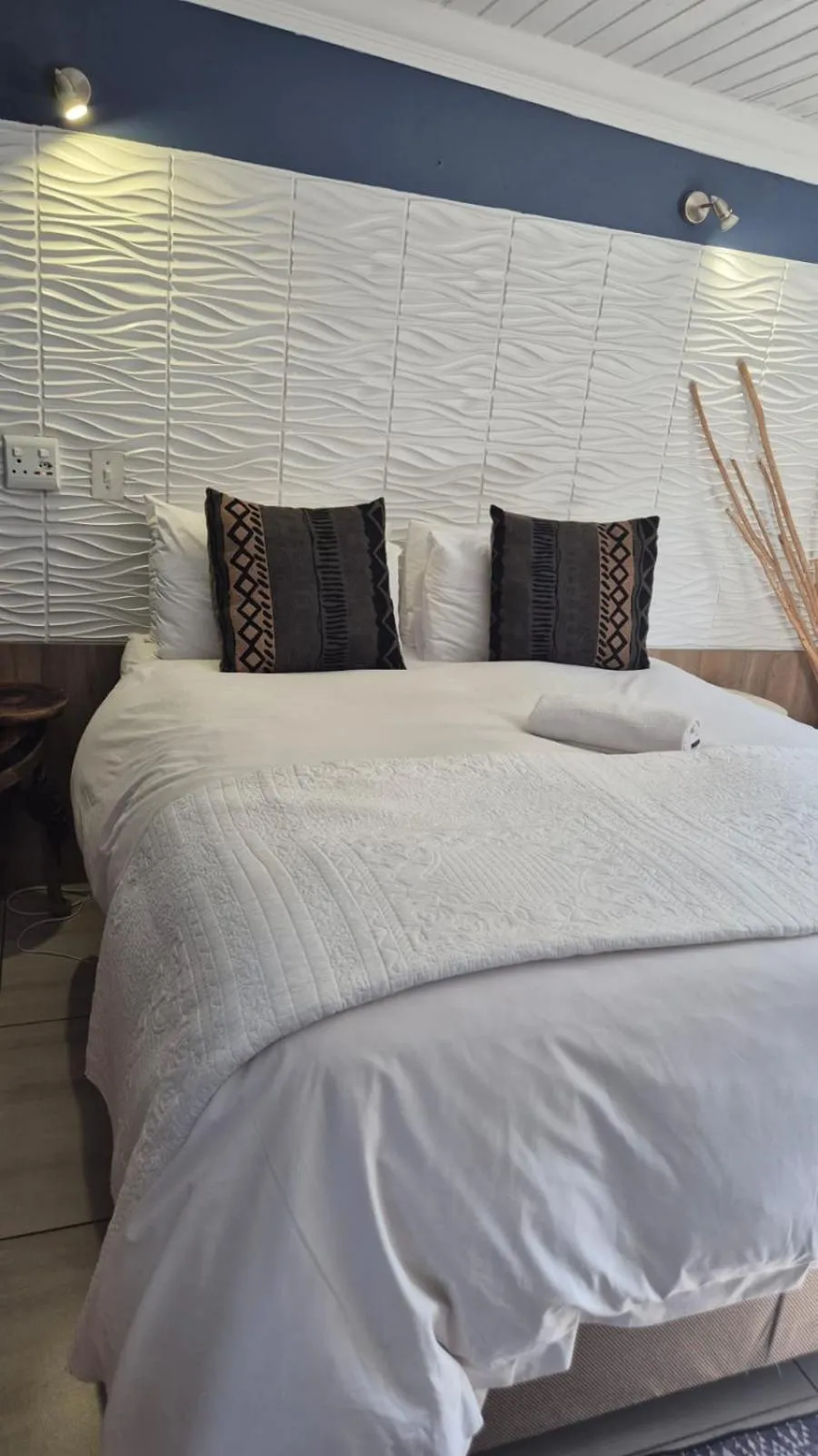 Bed in 44 on Ennis Guest Lodge and Restaurant -