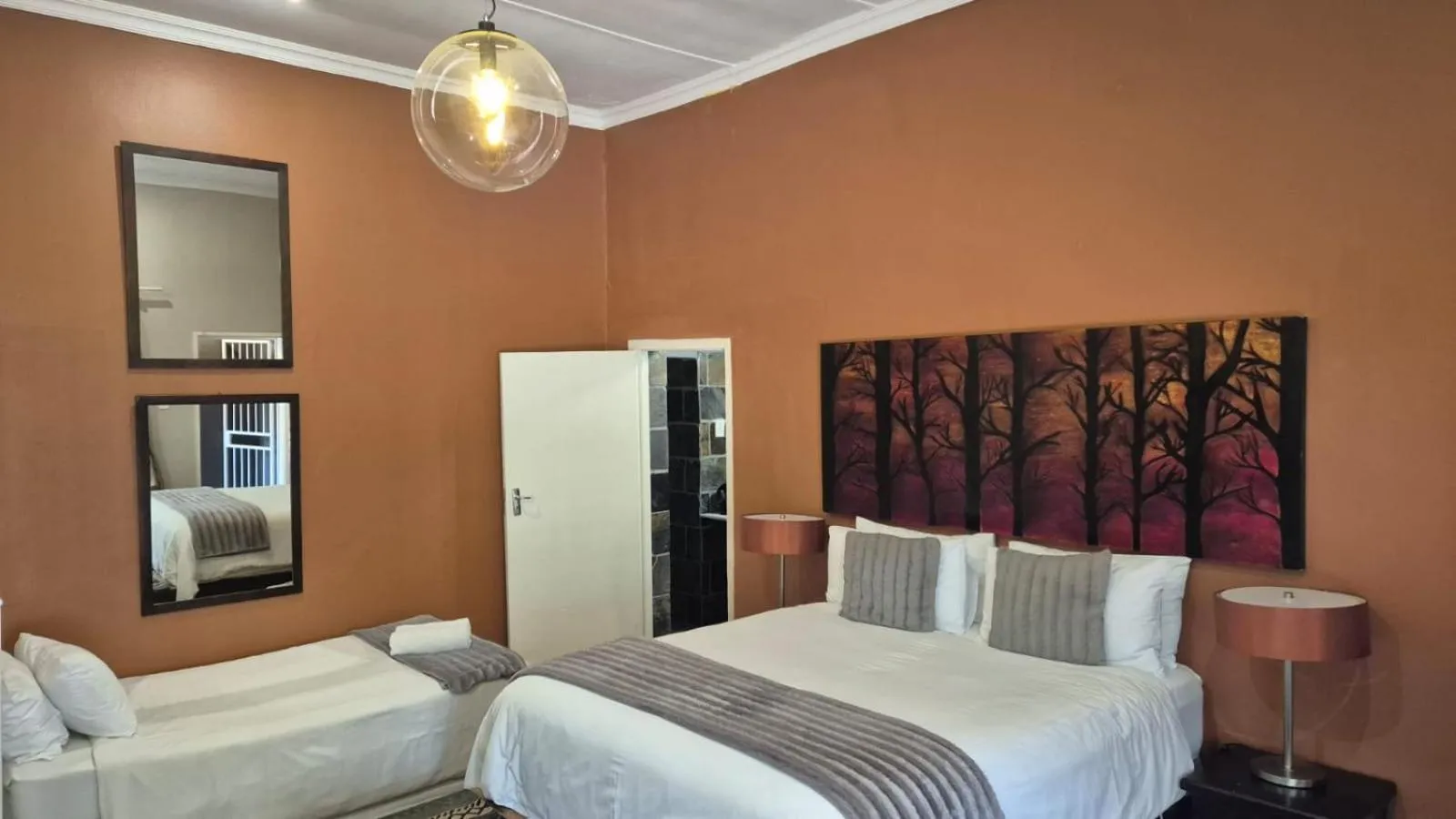 Bed in 44 on Ennis Guest Lodge and Restaurant -