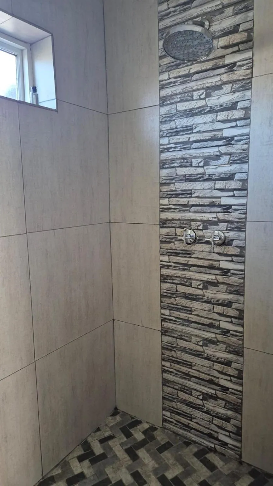 44 on Ennis Guest Lodge and Restaurant -