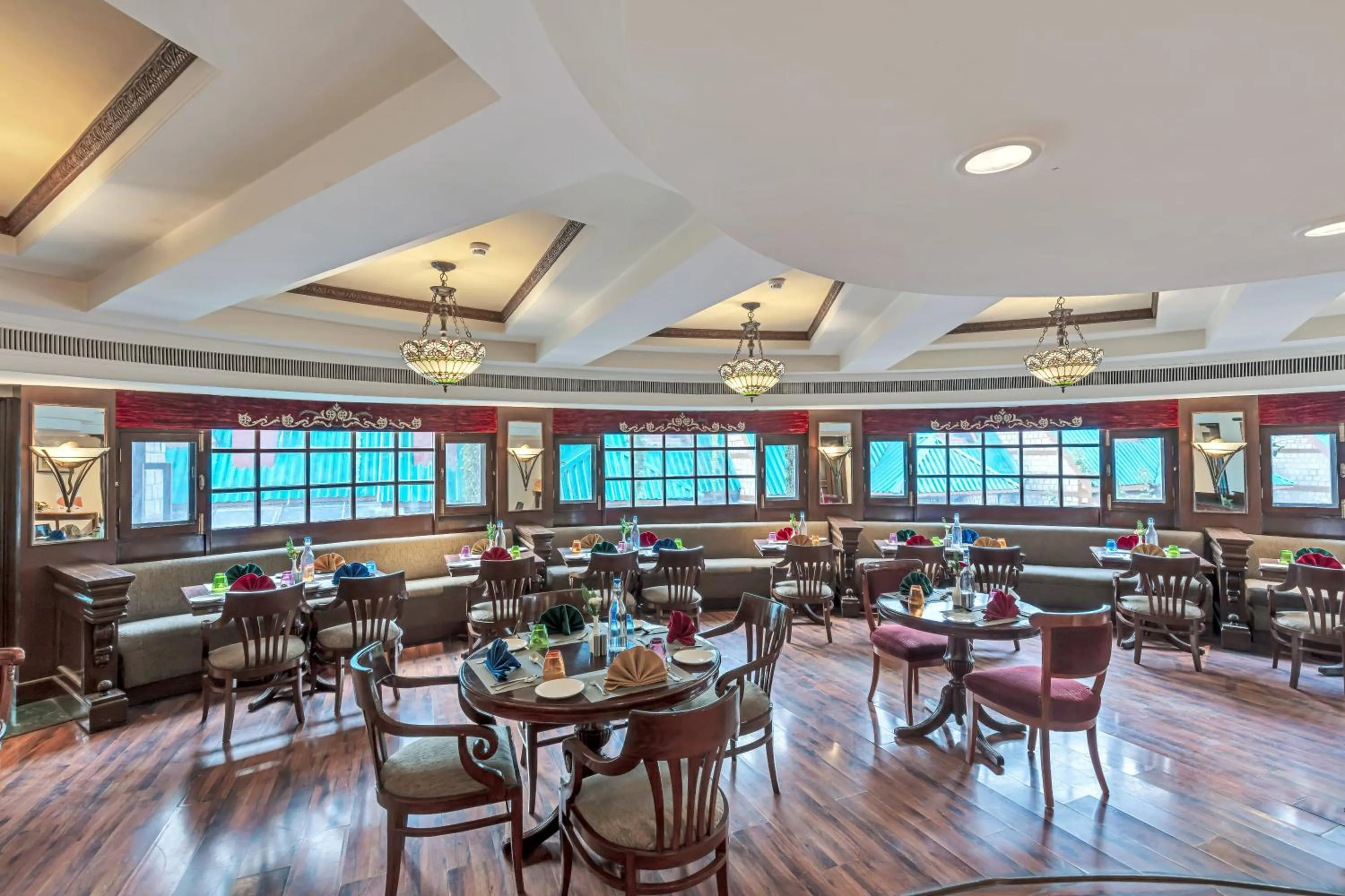 Restaurant/places to eat in Club Mahindra White Meadows Manali