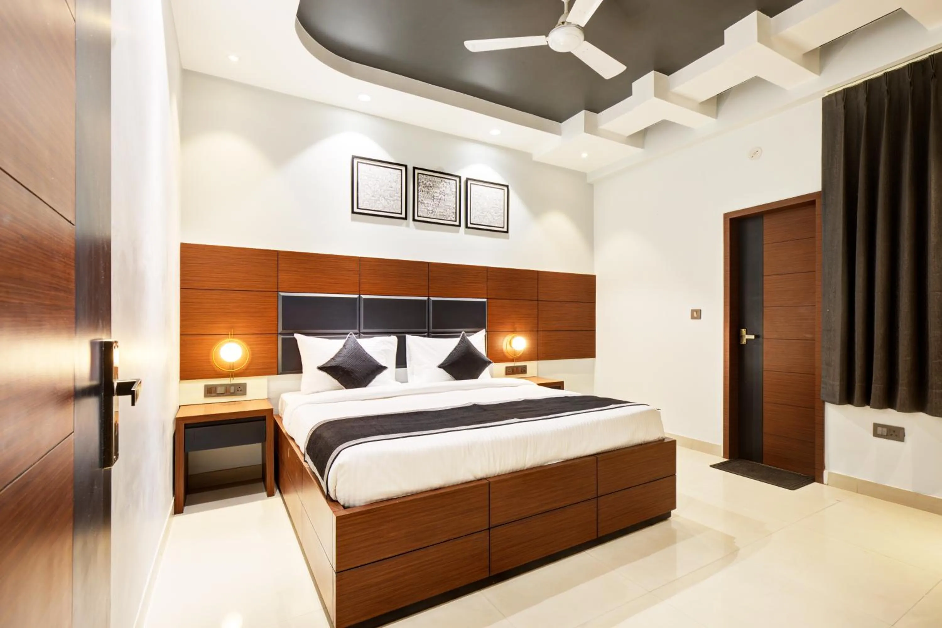 Bedroom, Bed in Royal Rawal - Luxury Boutique Hotel