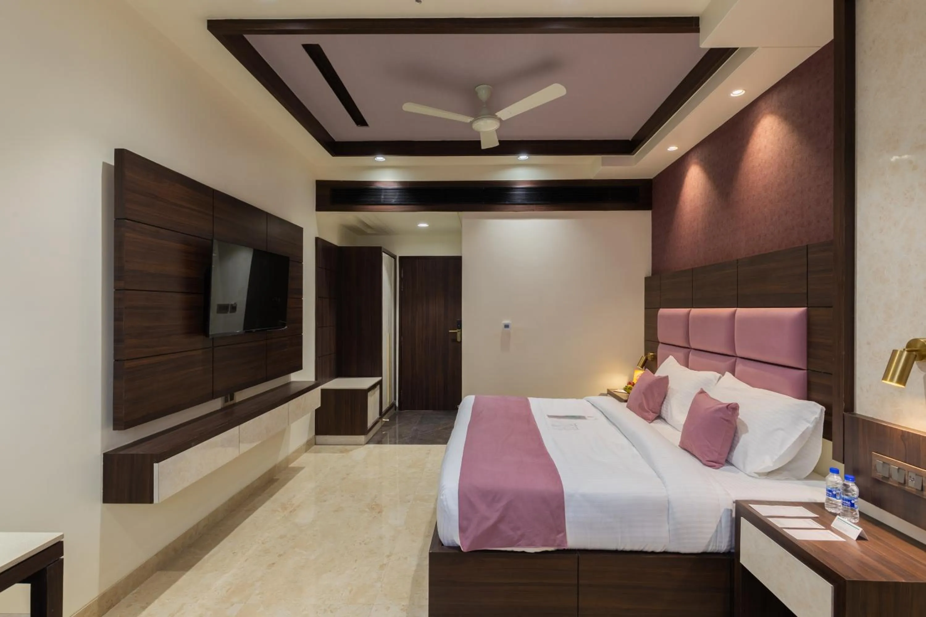 Photo of the whole room, Bed in Royal Rawal - Luxury Boutique Hotel