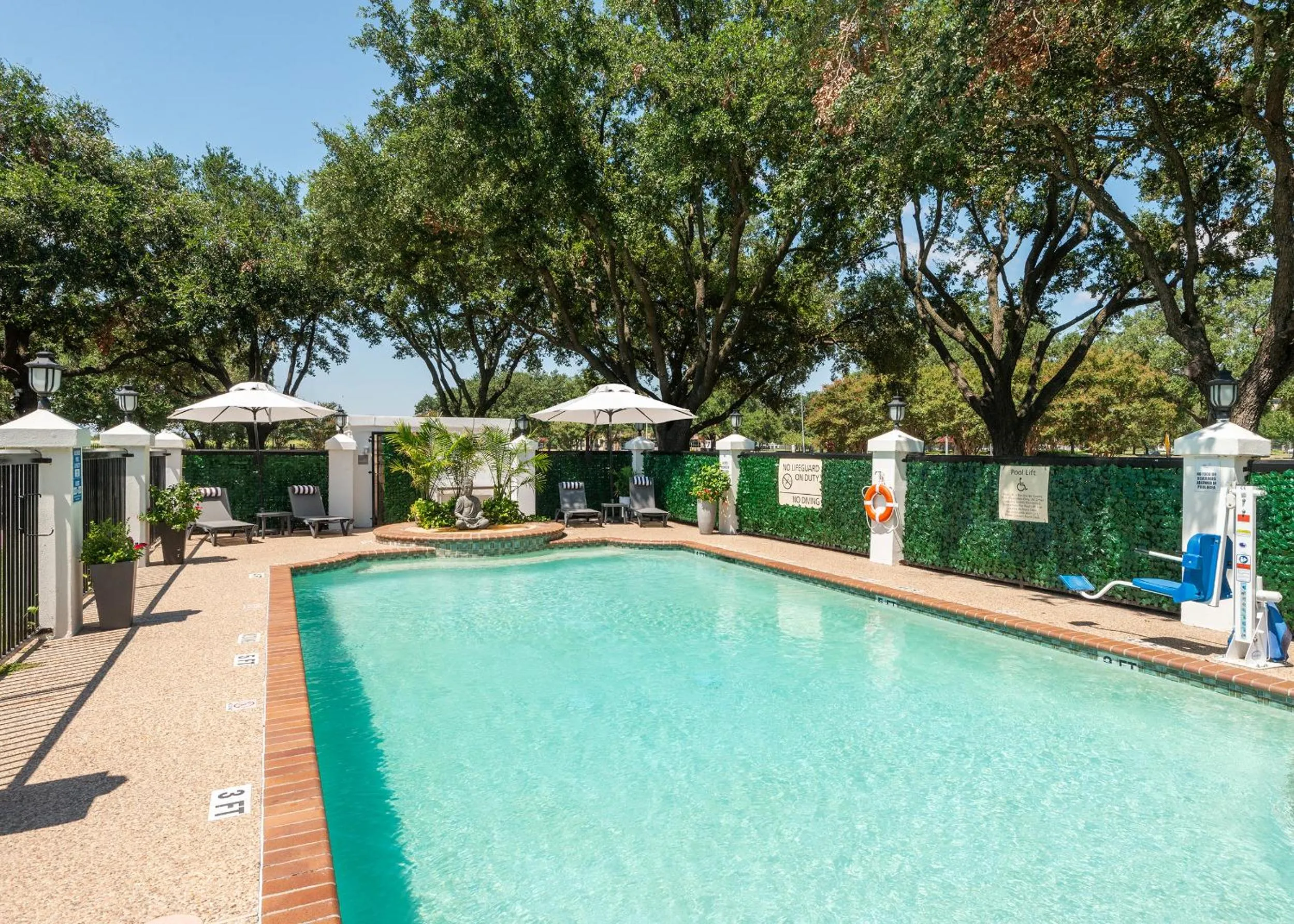 Swimming pool in Champions Club and Hotel, Houston Westchase