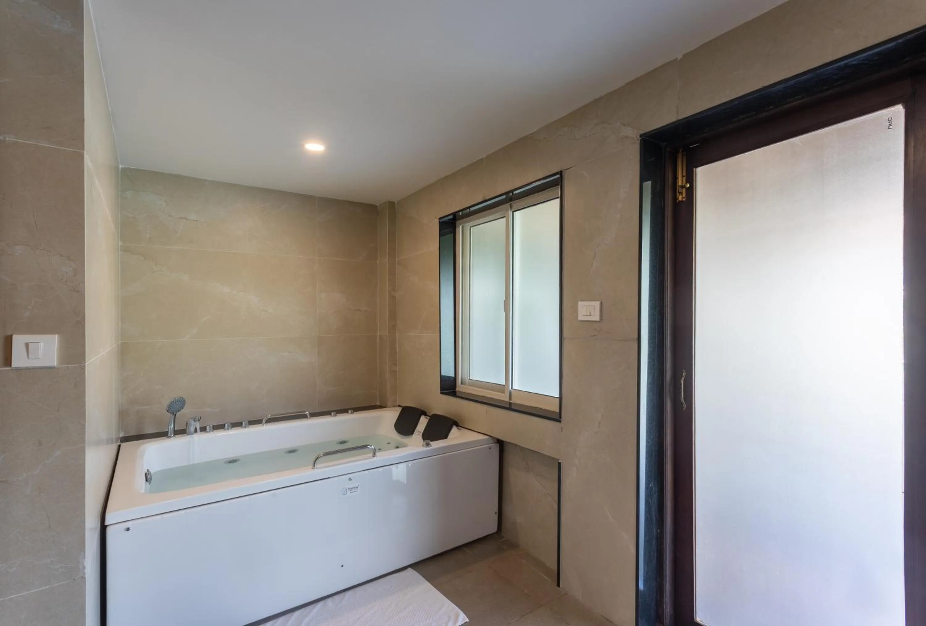 Hot Tub in River Bank Jungle Resort, Chitwan