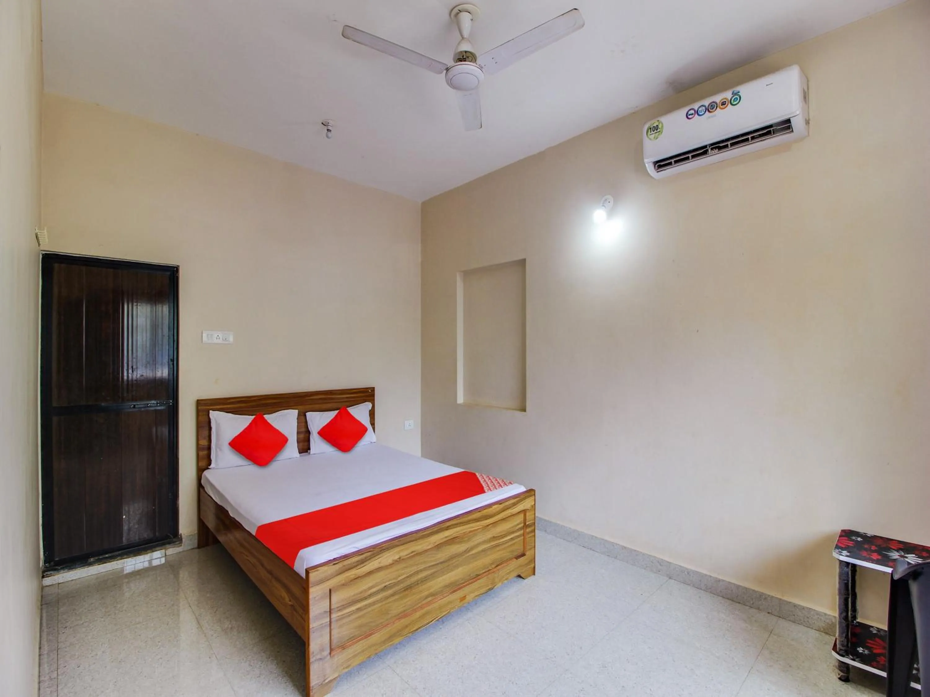 Bedroom in Hotel O by OYO Guddan Holiday