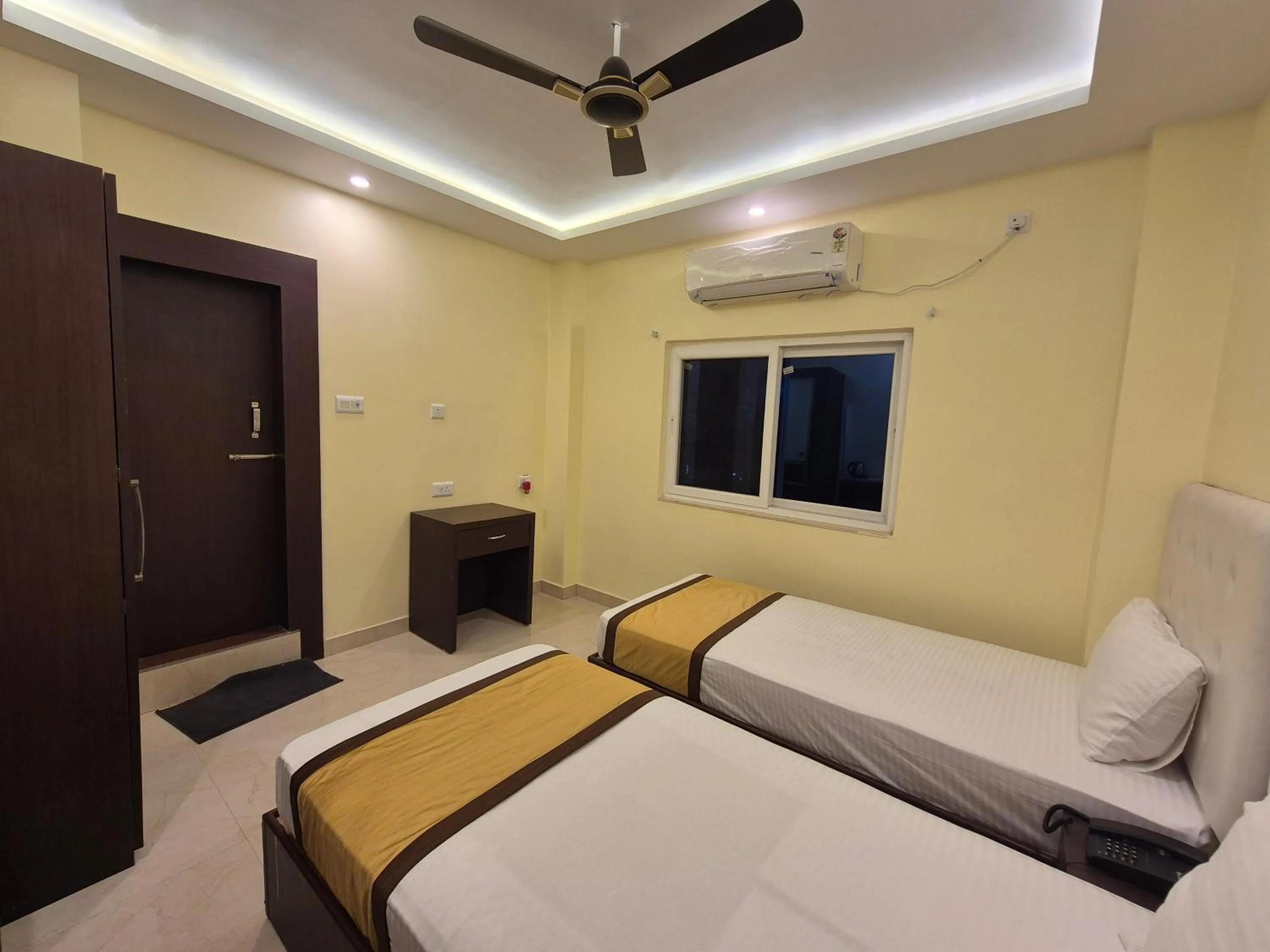 Bed in Royal View Residency