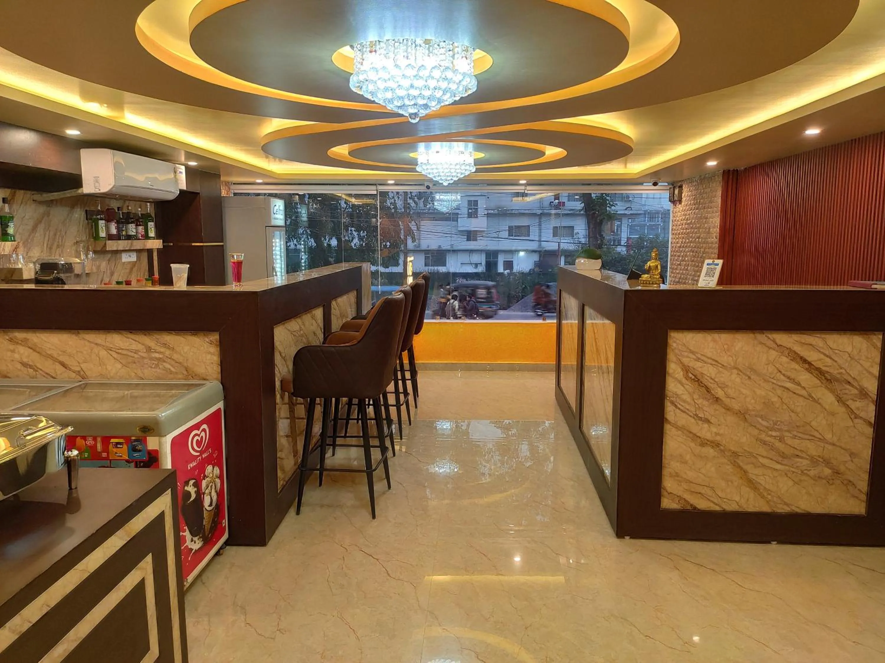 Restaurant/places to eat in Royal View Residency