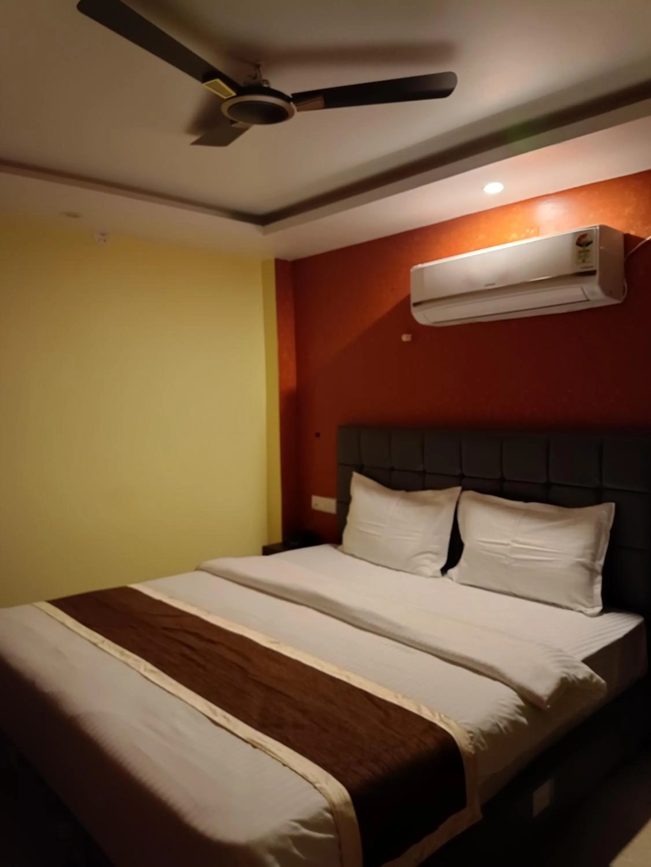 Photo of the whole room, Bed in Royal View Residency