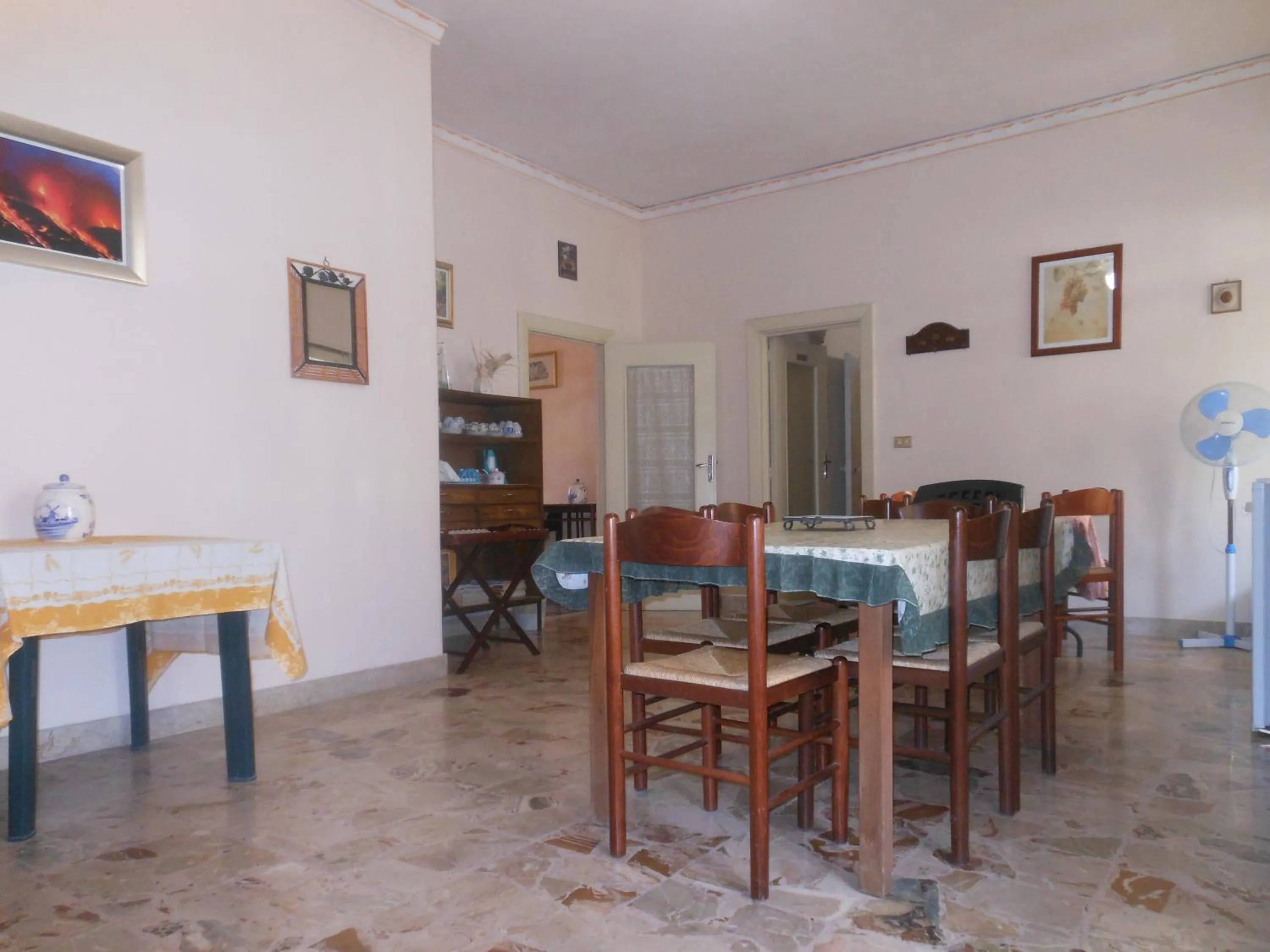 Communal lounge/ TV room in Etna B&B