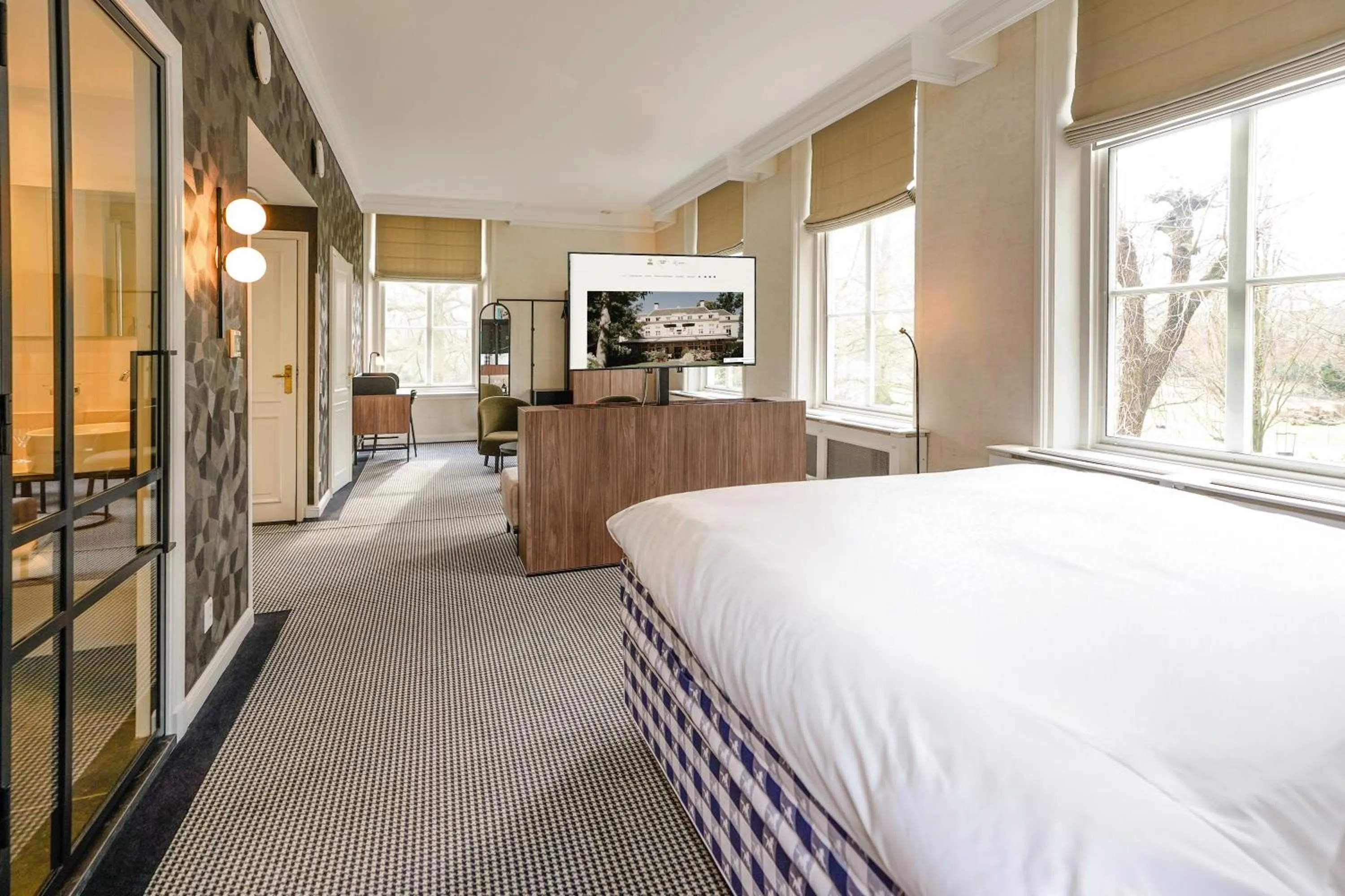 Photo of the whole room, Bed in Central Park Voorburg - Relais & Chateaux