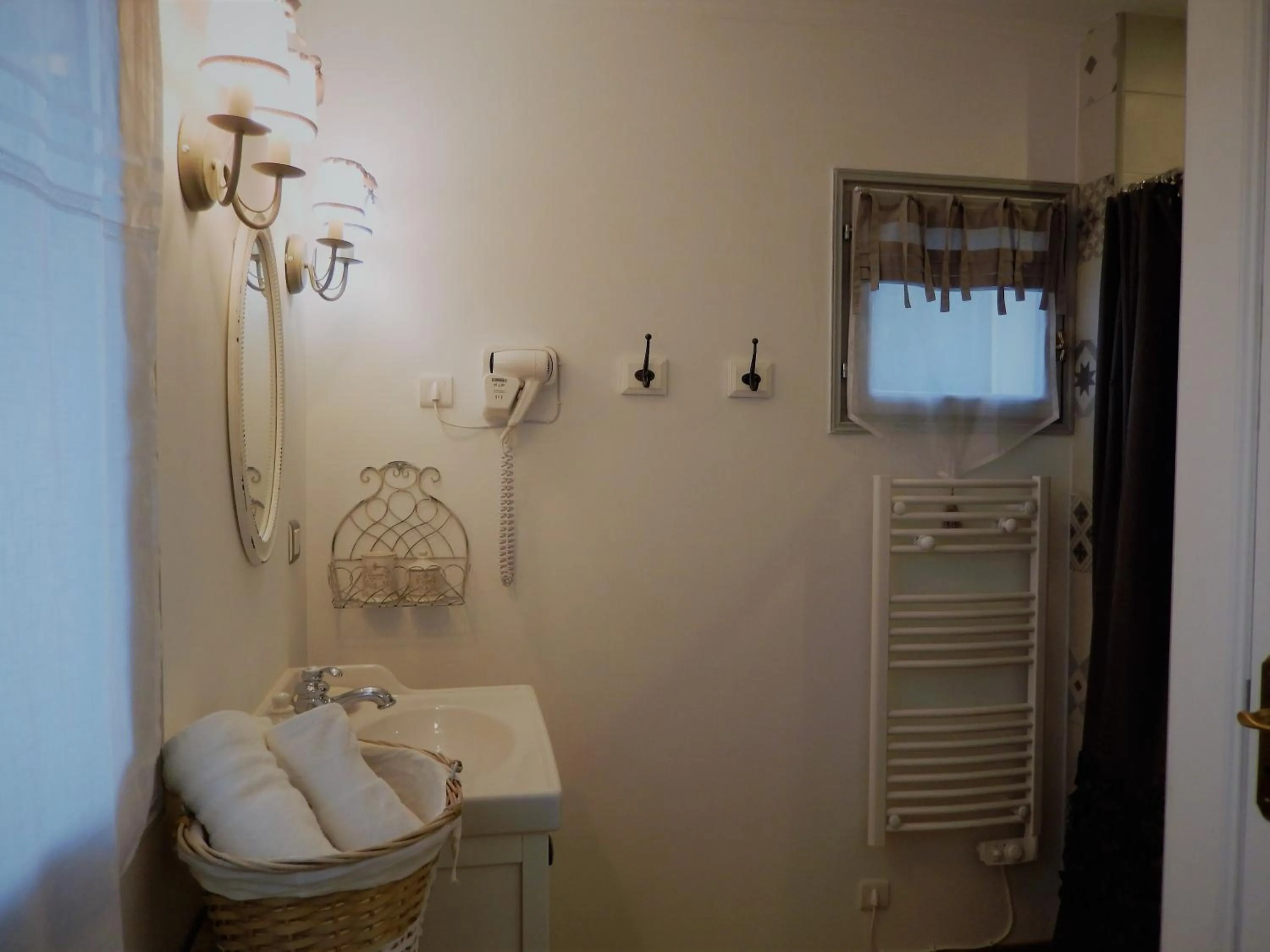 Bathroom in La Cordonnerie de Réau