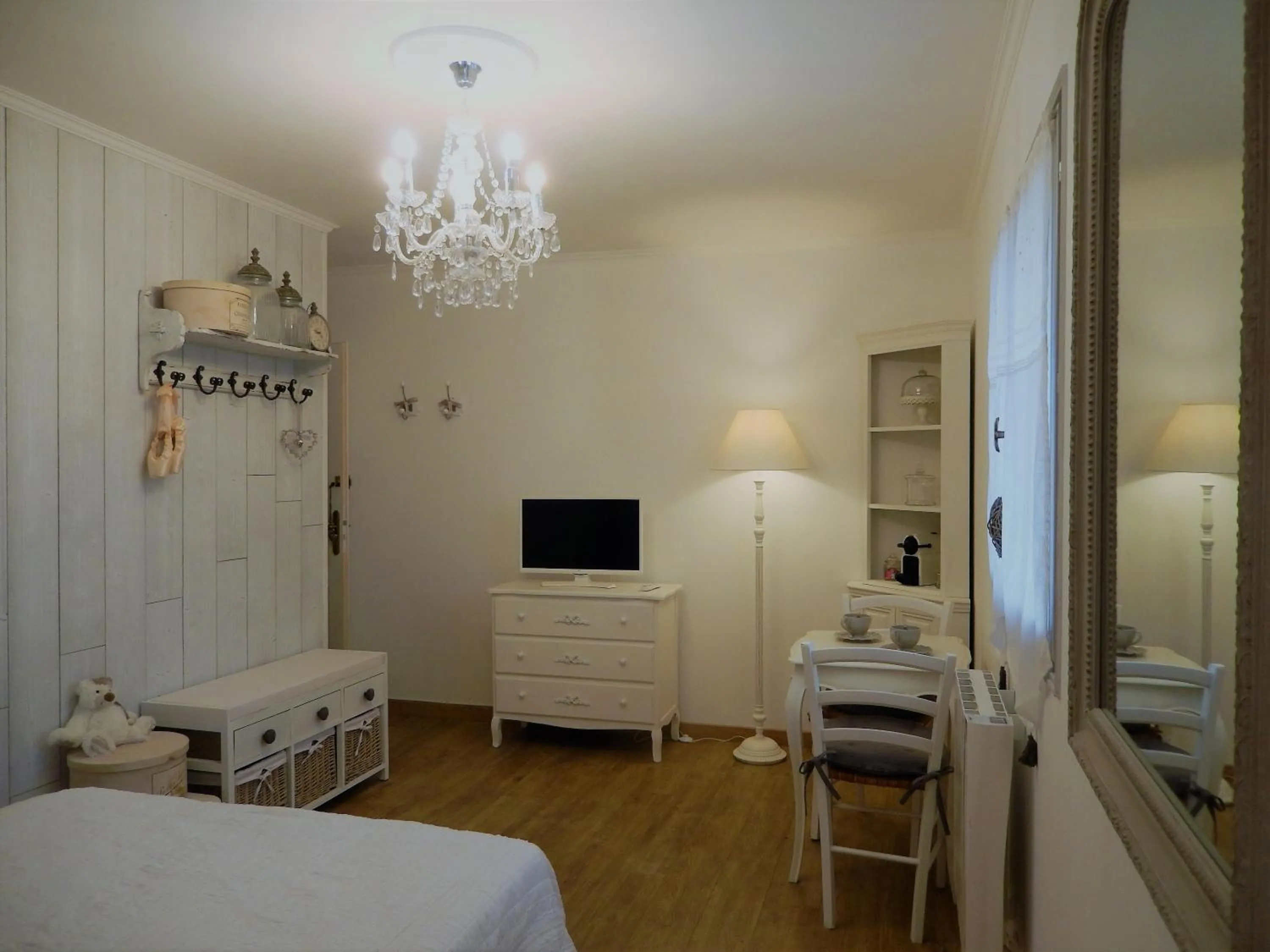 Living room, Bed in La Cordonnerie de Réau