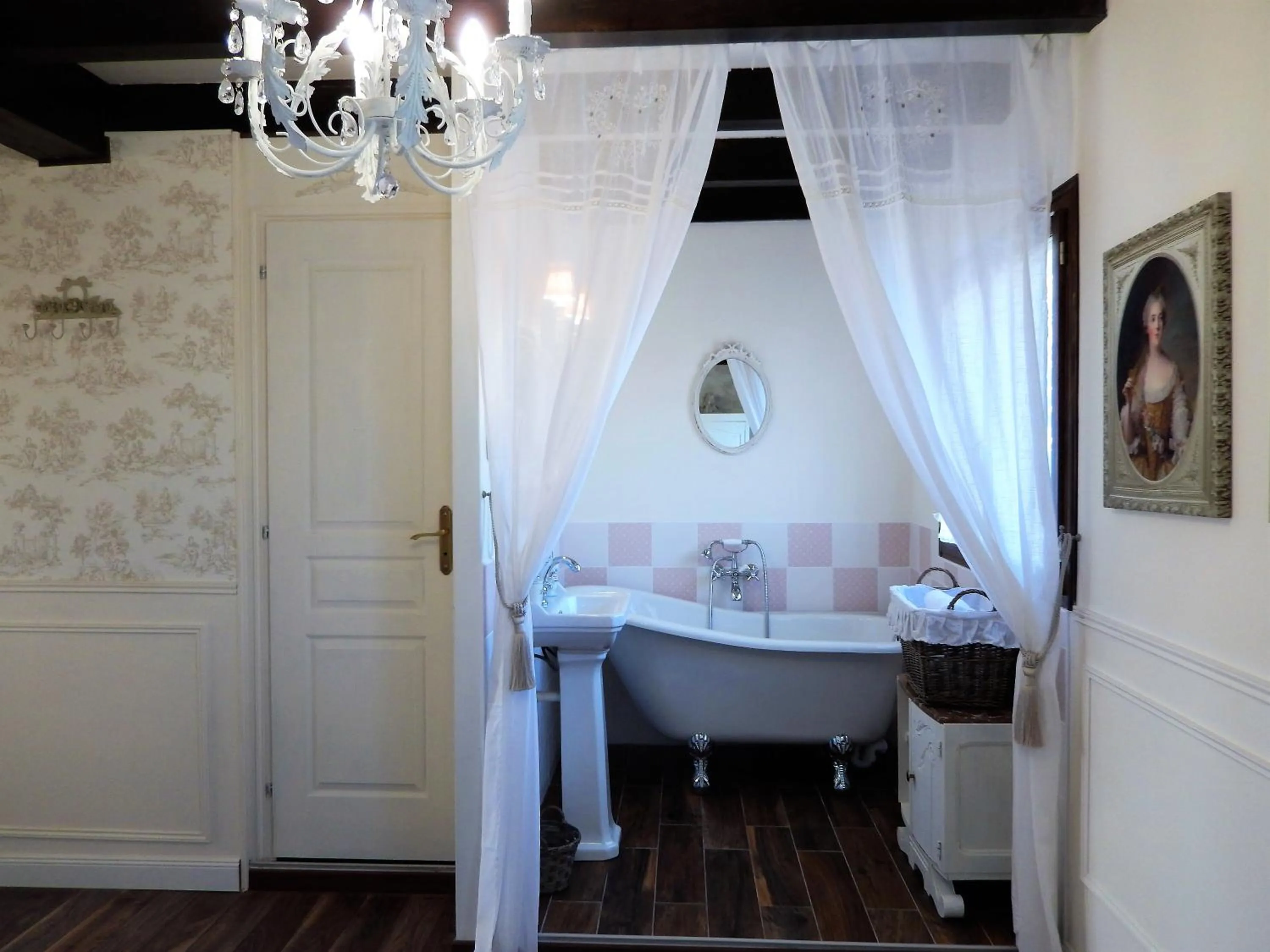 Bathroom, Bed in La Cordonnerie de Réau